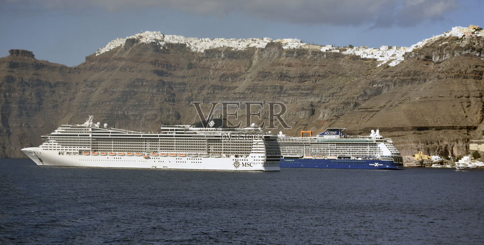 希腊圣托里尼，MSC迪维娜邮轮，名人邮轮停靠在希腊圣托里尼港口照片摄影图片