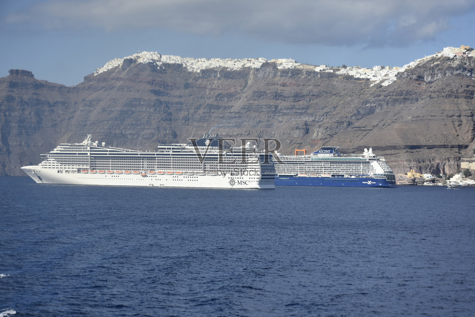 希腊圣托里尼，欧洲，MSC迪维娜邮轮，名人邮轮停靠在希腊圣托里尼港口照片摄影图片