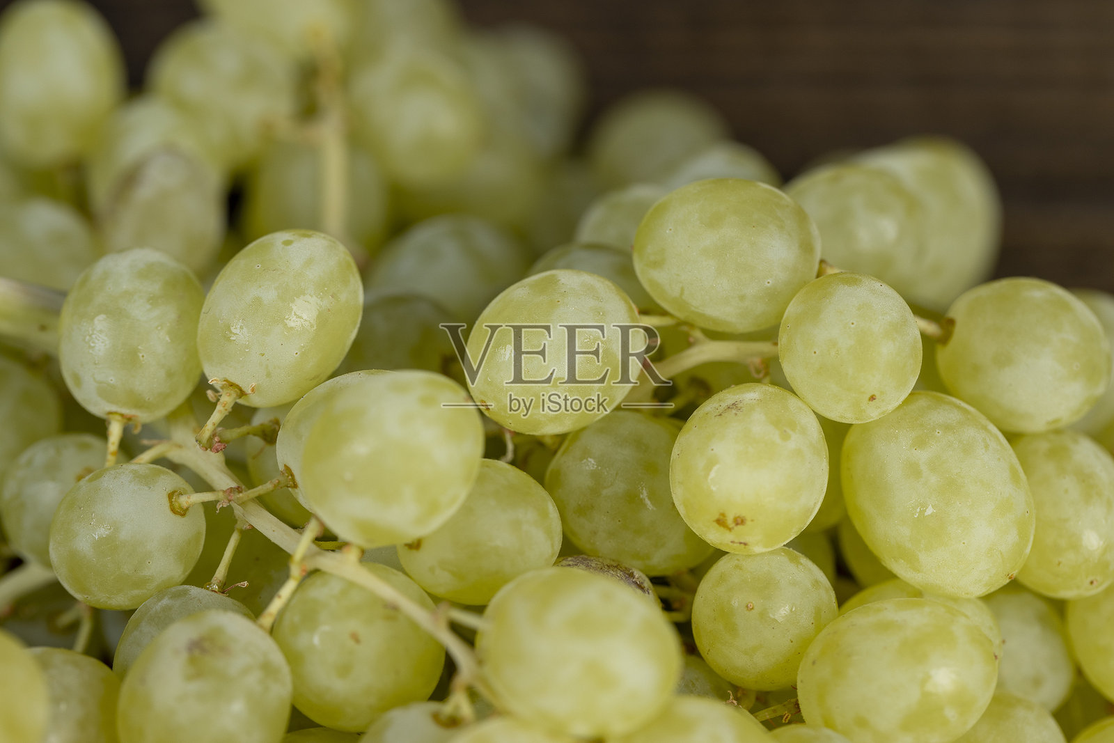 桌子上放着大量成熟的绿色葡萄照片摄影图片