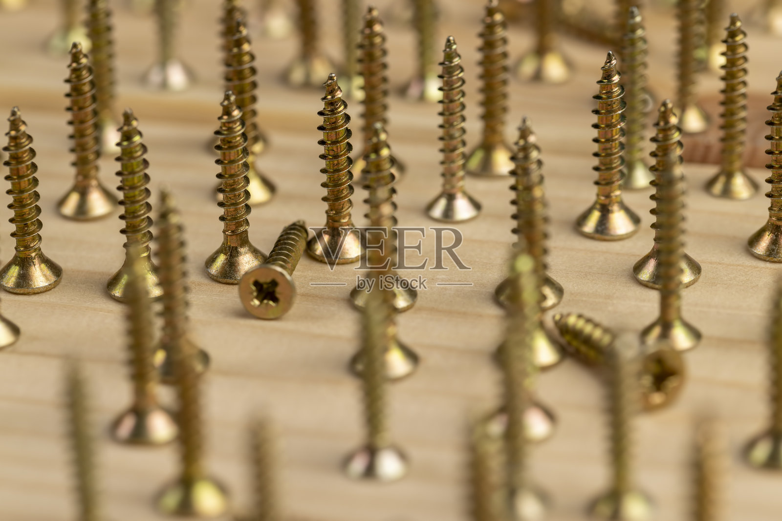 用于固定木板和其他木制品的黄色金属自攻螺钉照片摄影图片