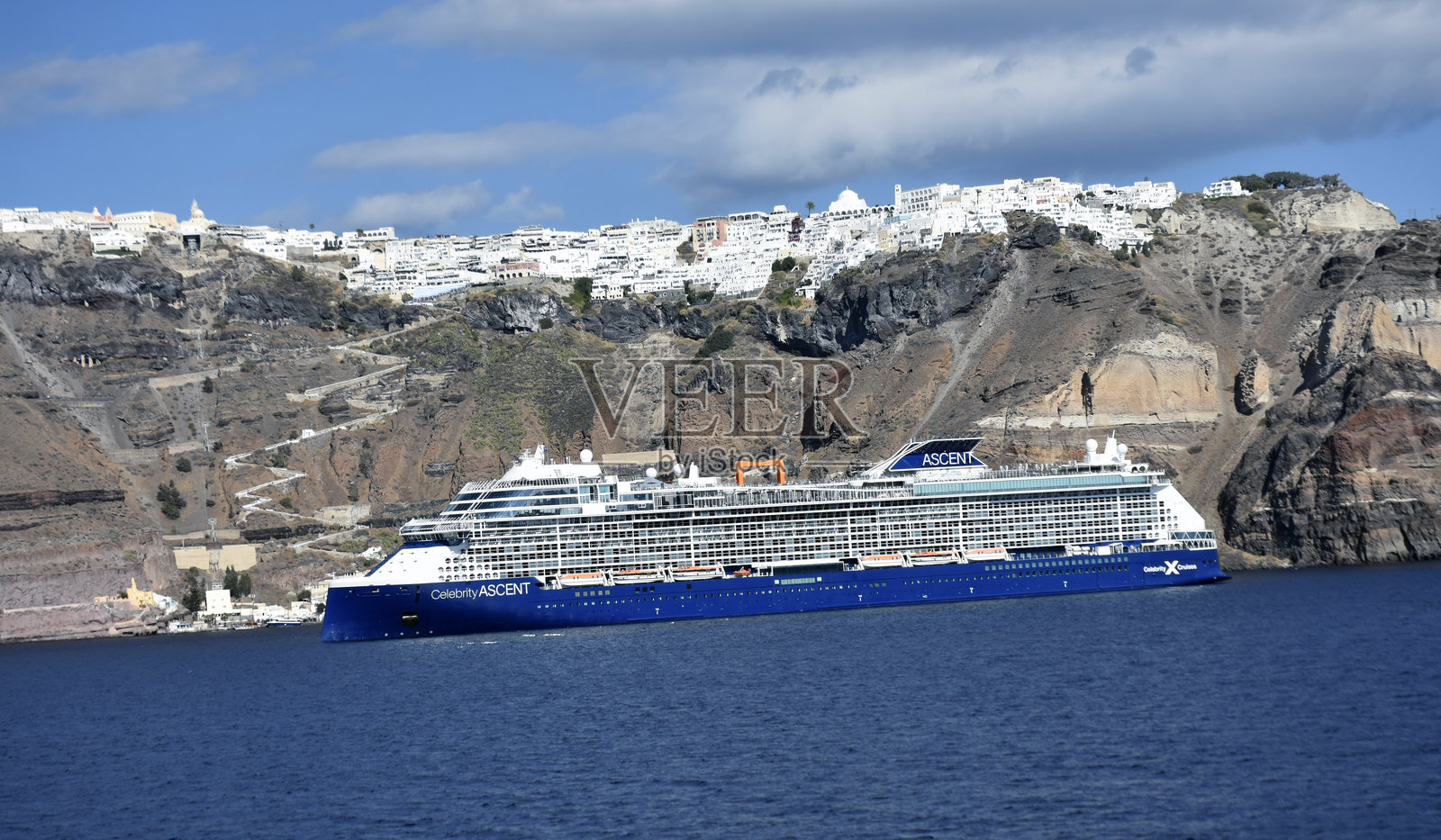 希腊圣托里尼，欧洲，名人邮轮停靠在圣托里尼港口。照片摄影图片