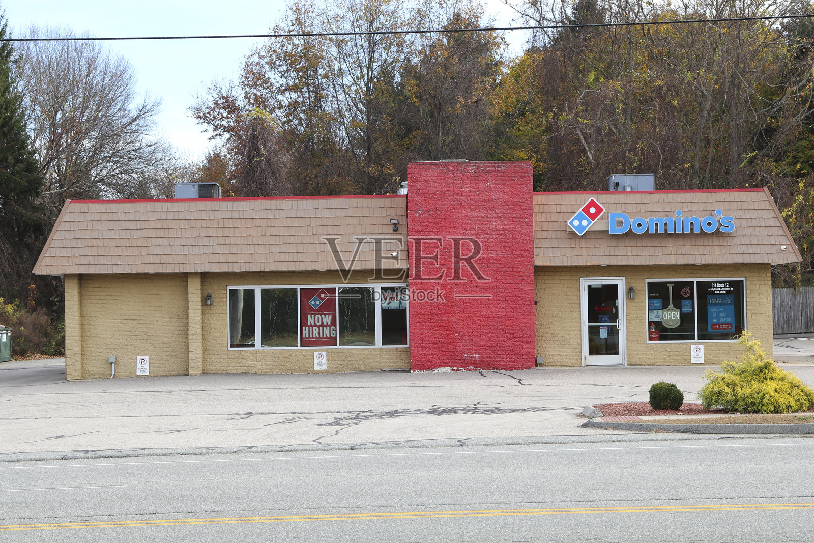 2024年11月10日，康涅狄格州格罗顿的达美乐比萨店建筑照片摄影图片