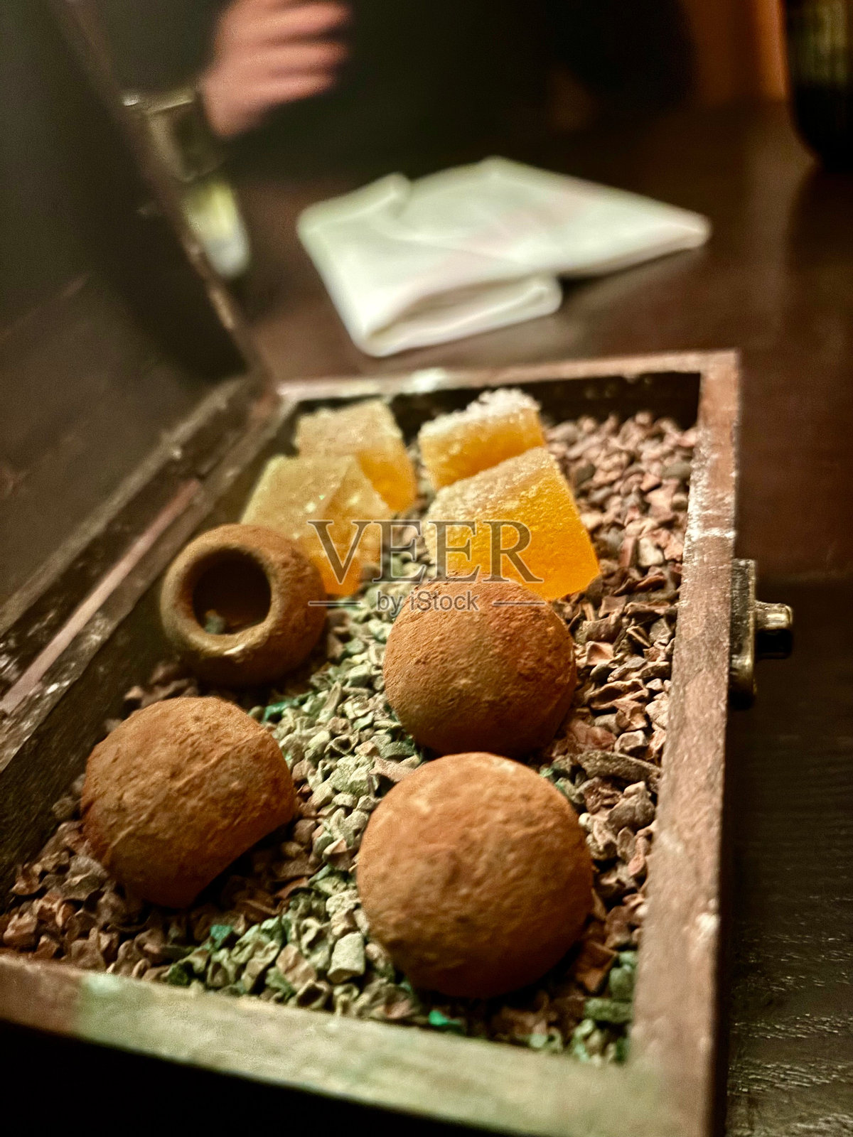 精美的迷你甜点放在宝箱中，配有巧克力土壤刨花、咖啡松露和手工水果果冻，甜蜜的美味，维多利亚酒吧，英国萨里郡奥克肖特照片摄影图片