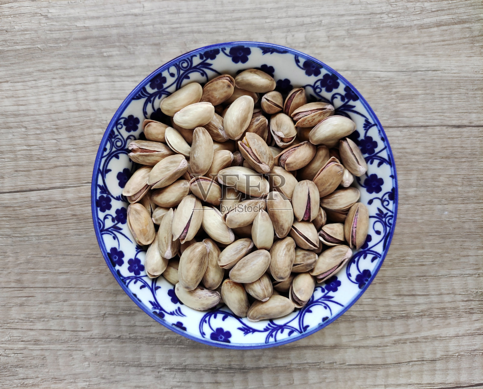 新鲜天然的干开心果放在装饰盘中照片摄影图片