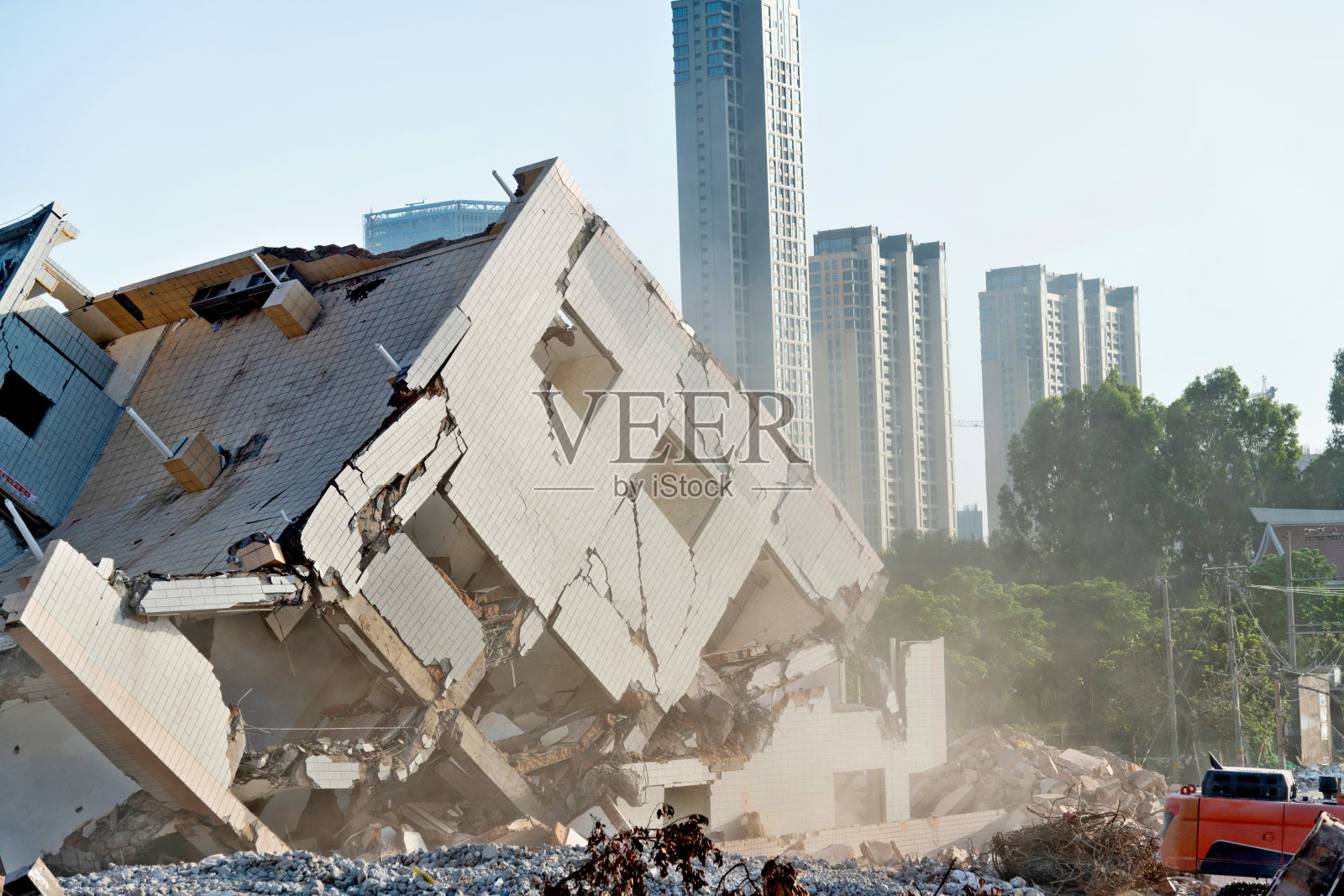 建筑机械正在拆除房屋照片摄影图片