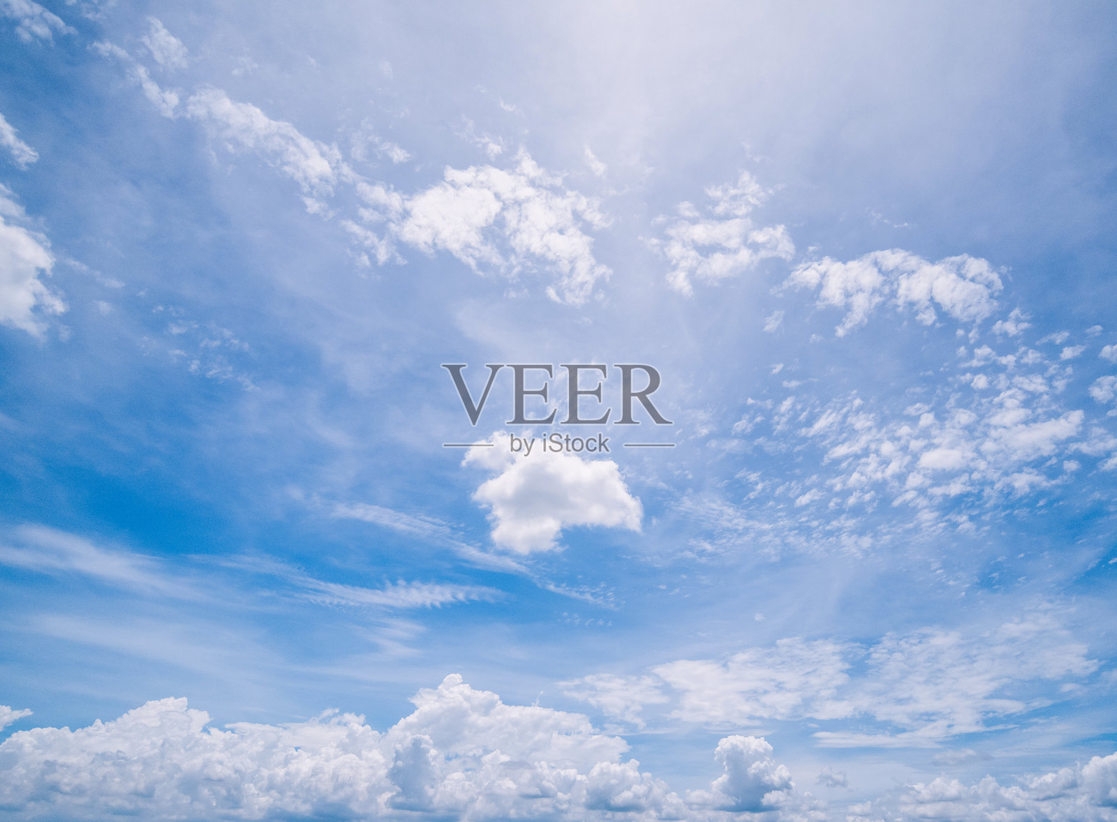 清澈蓝天和云朵的全景，蓝天背景上点缀着细小的云朵。蓝天中的白色蓬松云朵。引人入胜的库存照片，展现了天空和云朵的迷人之美。照片摄影图片