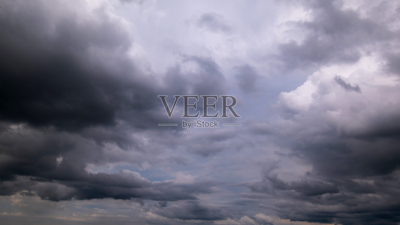 阴暗的天空与暴风雨云。戏剧性的天空，雷暴前的乌云。照片摄影图片