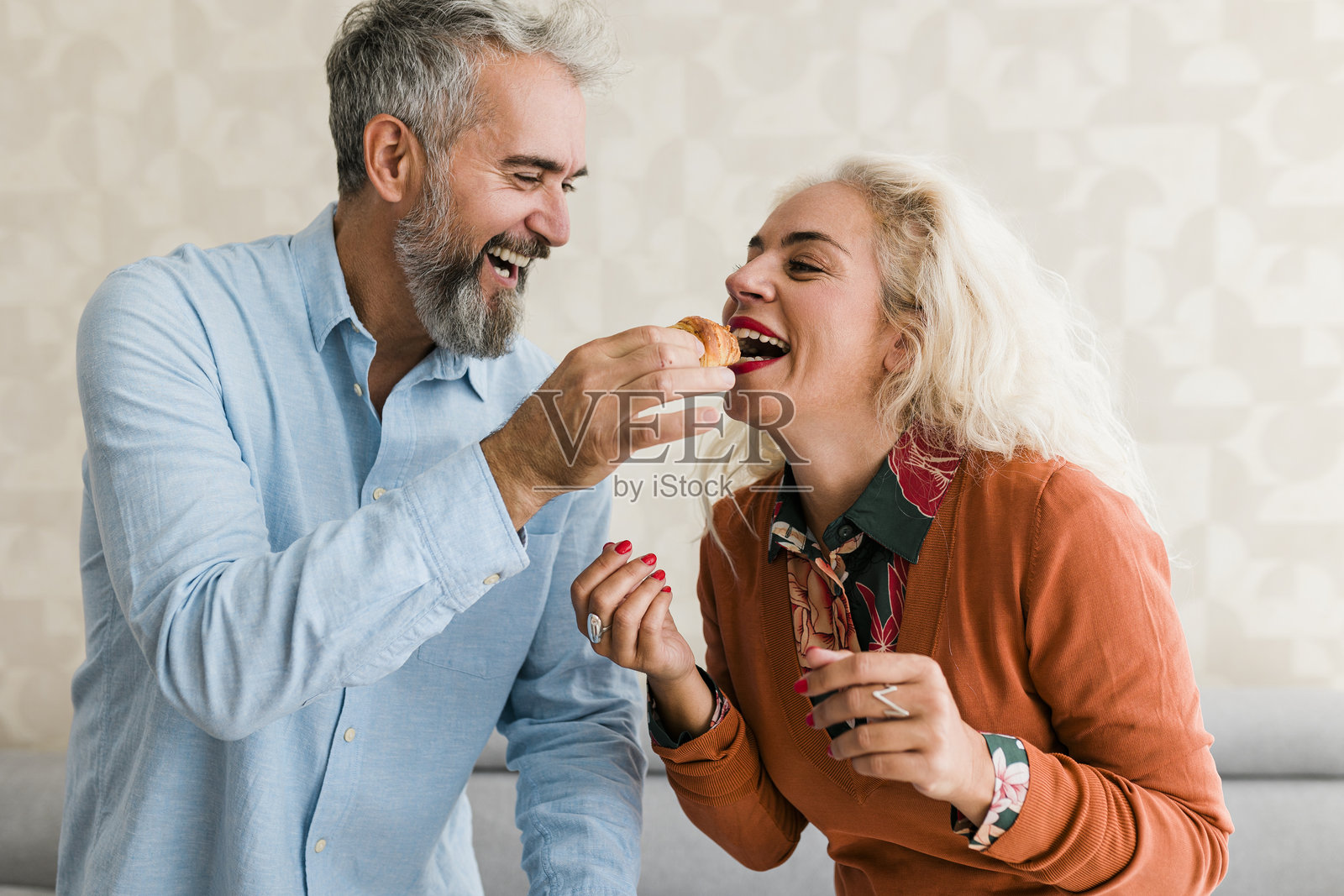 男人在家给妻子一个惊喜礼物照片摄影图片