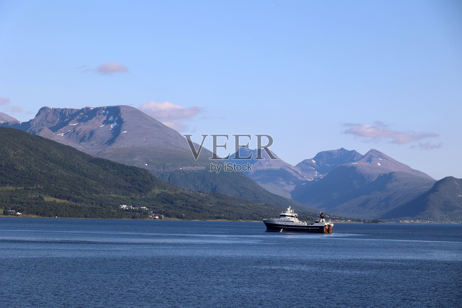 挪威特罗姆斯地区的壮丽海岸风光照片摄影图片