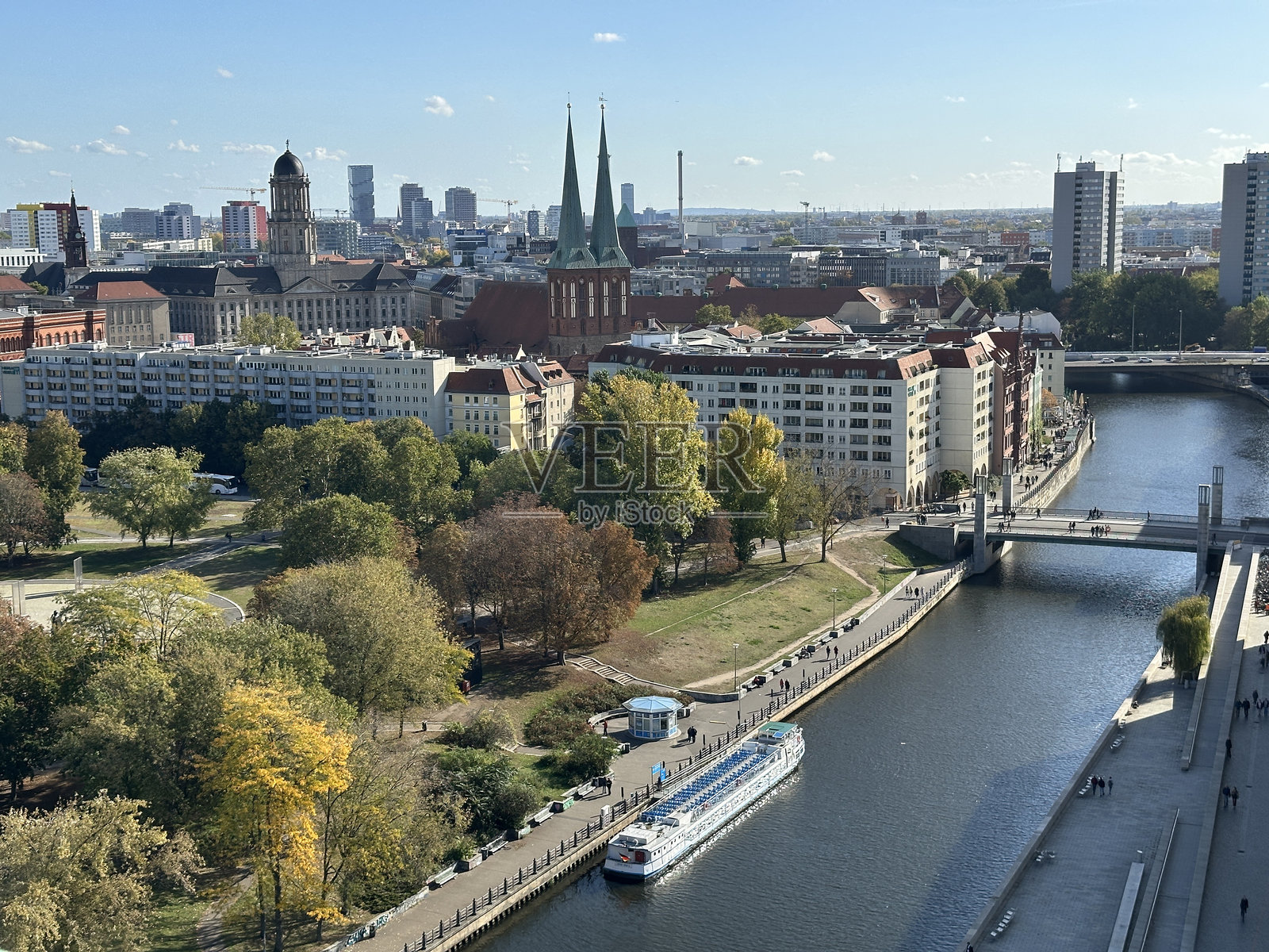 柏林的秋天。从柏林大教堂俯瞰施普雷河。照片摄影图片