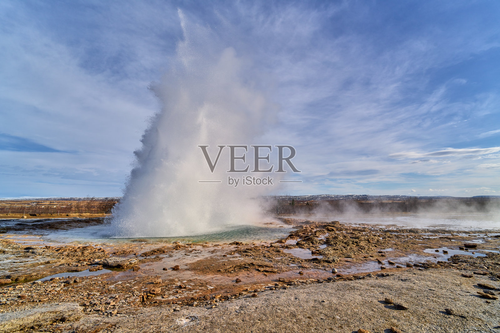 冰岛的斯特罗库尔间歇泉在阴天猛烈喷发照片摄影图片