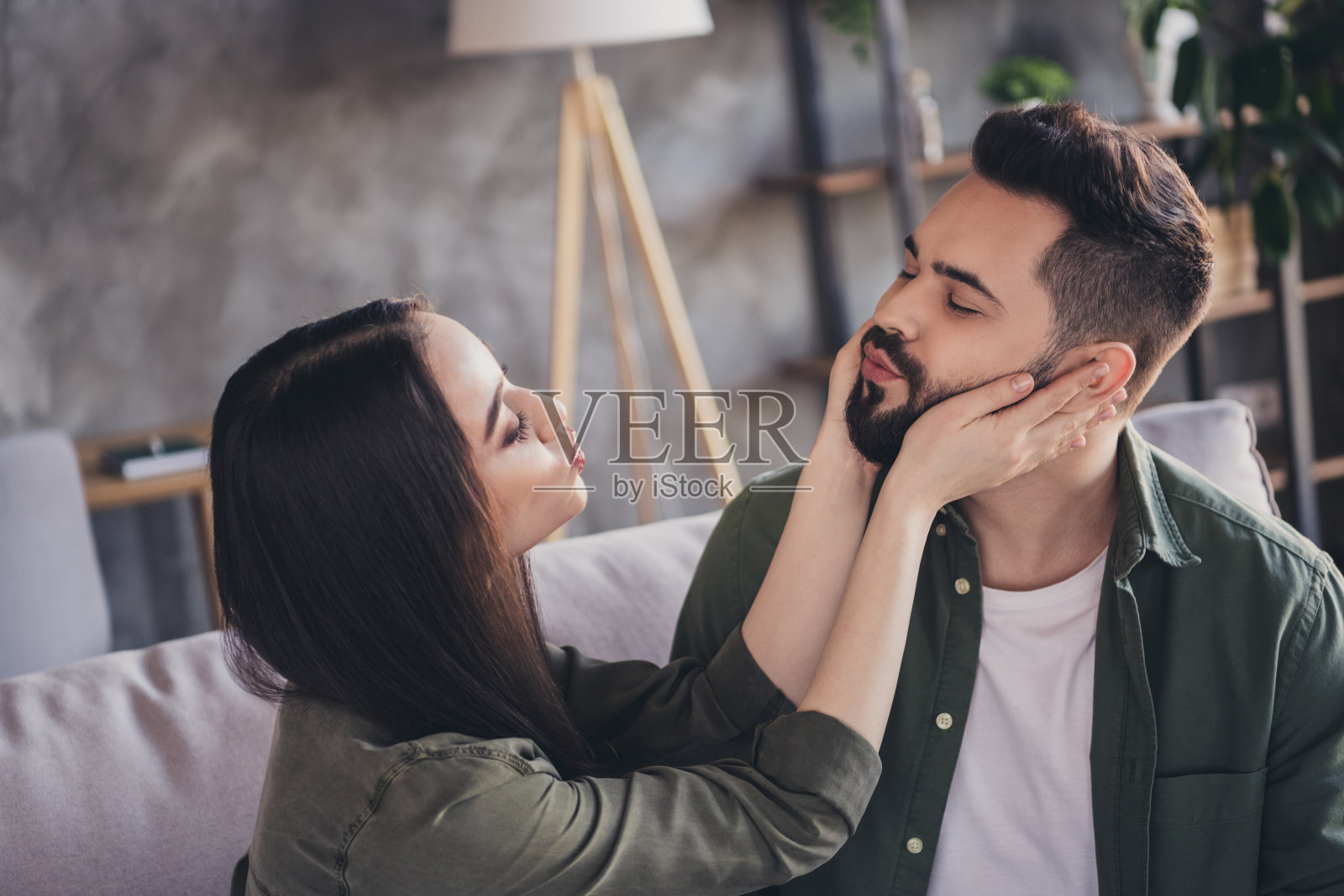 可爱的年轻情侣在现代阁楼公寓室内享受美好时光照片摄影图片