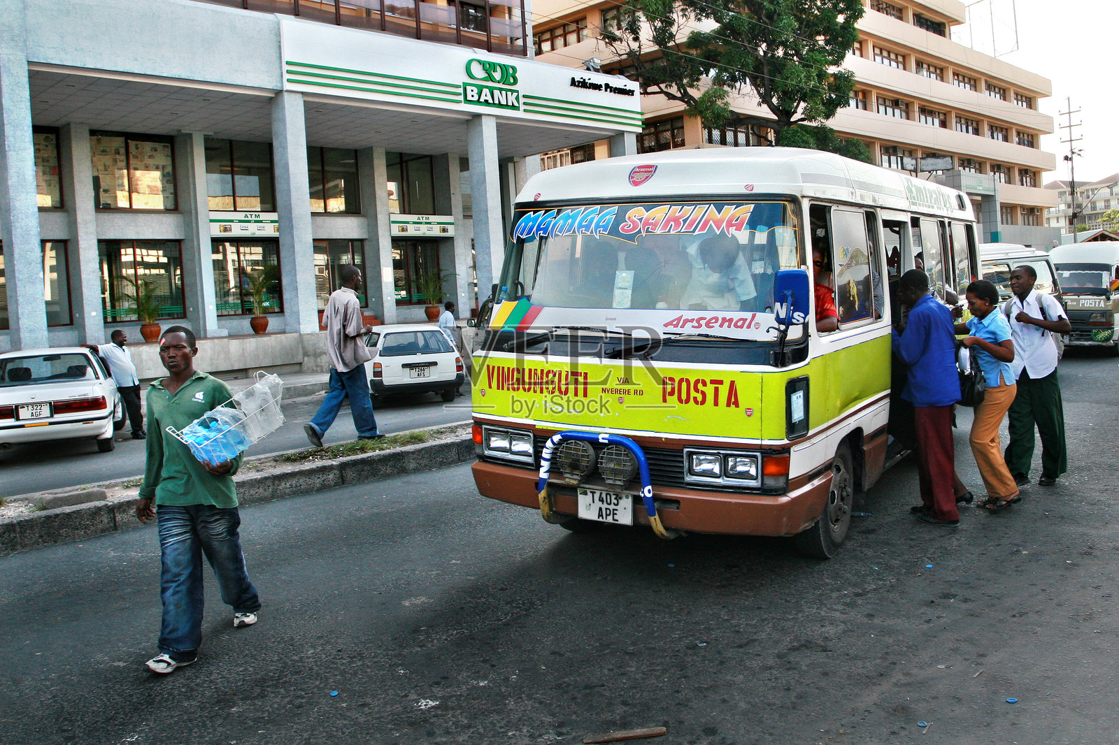 达累斯萨拉姆的居民坐在市政公交车上。照片摄影图片