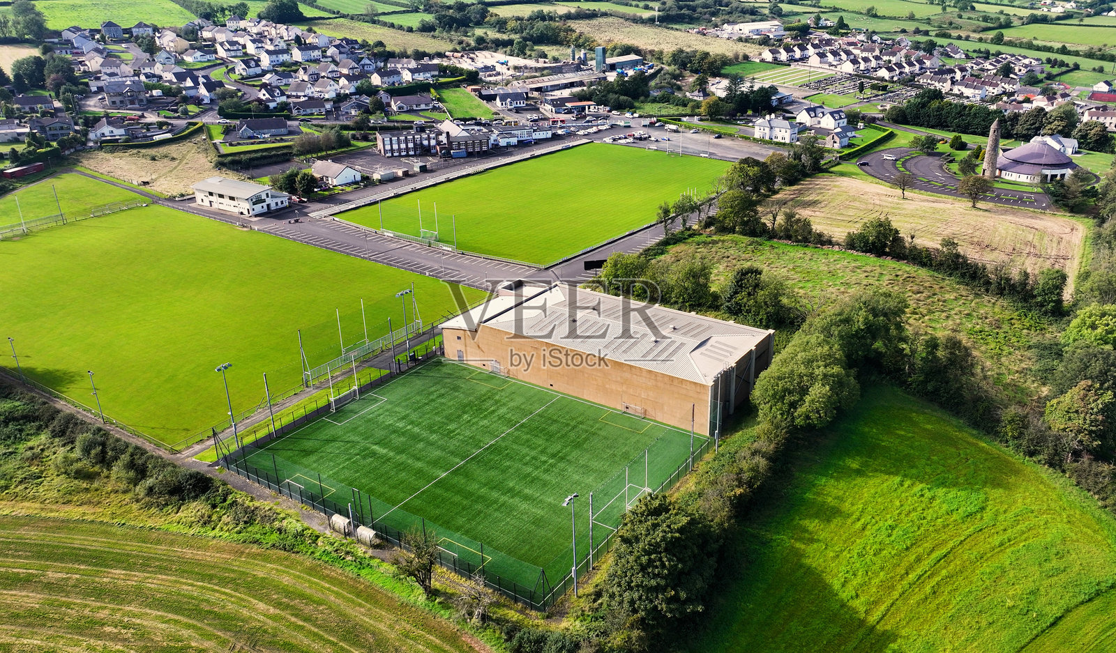 北爱尔兰安特里姆郡邓洛伊的邓洛伊GAA学院的曲棍球、卡莫基和足球俱乐部的鸟瞰图照片摄影图片