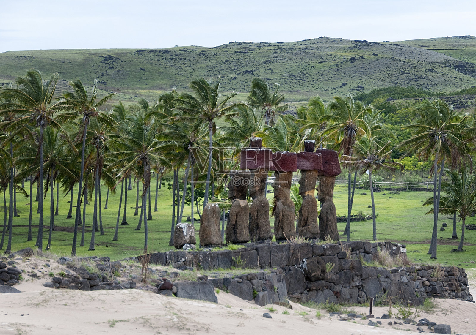 拉帕努伊阿纳基纳海滩上7座阿胡纳乌纳摩艾的背面视图照片摄影图片