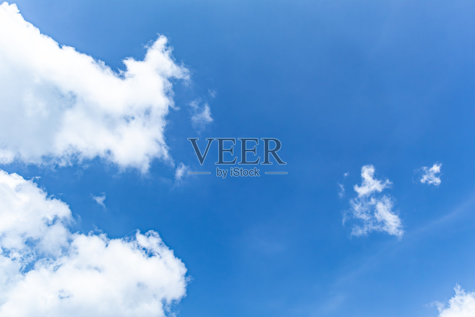 晴朗的天空与蓬松的白云照片摄影图片