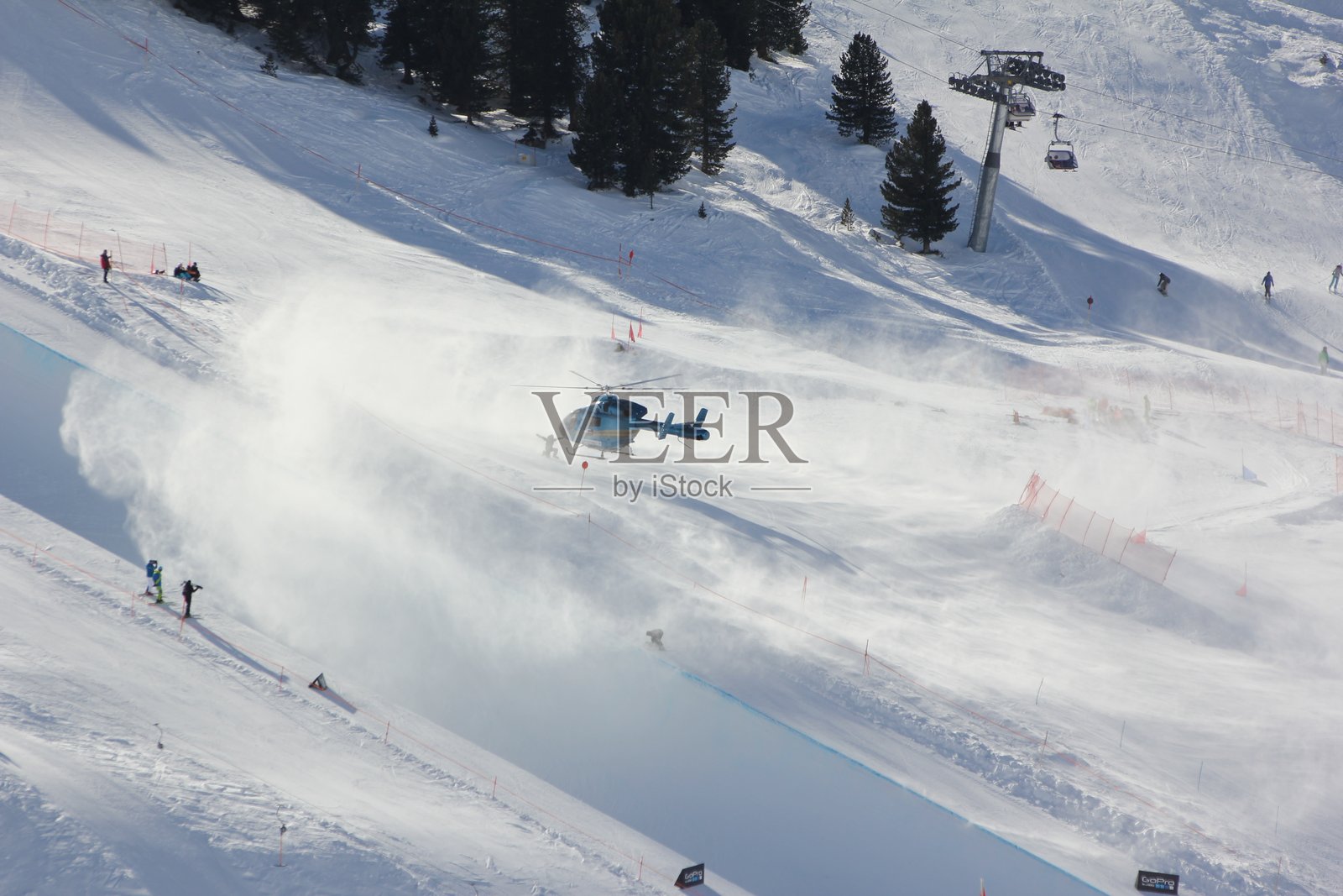 直升机在滑雪坡道着陆照片摄影图片