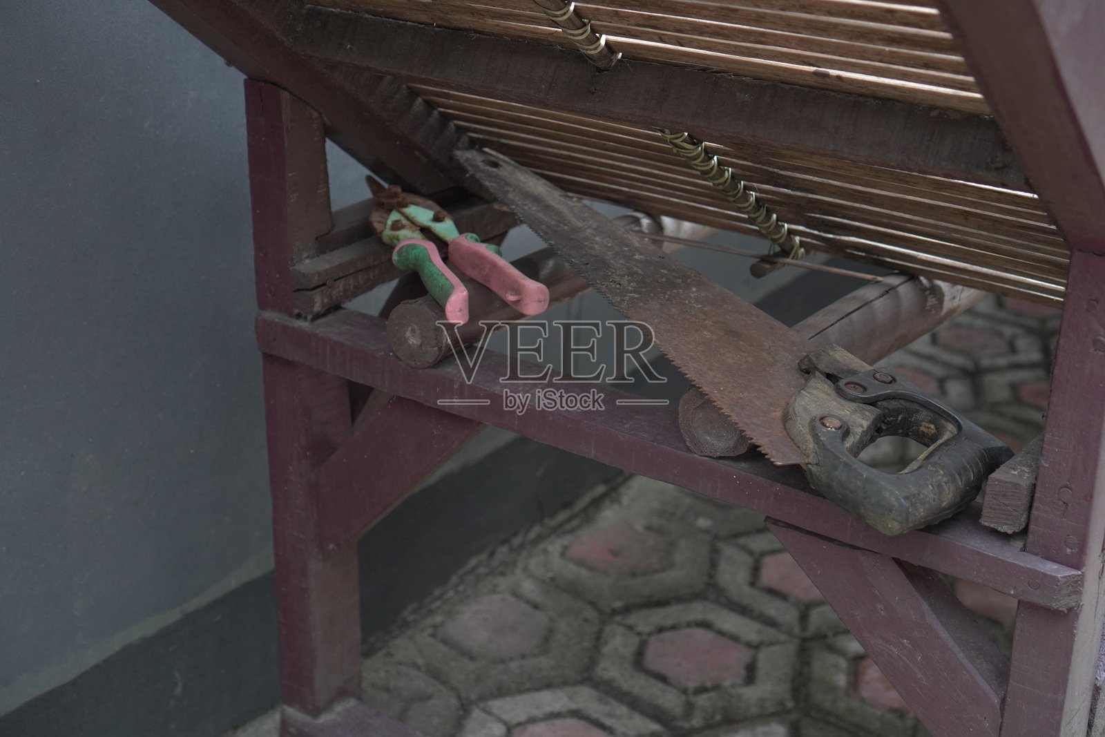 锯子旁边是一把钳子照片摄影图片