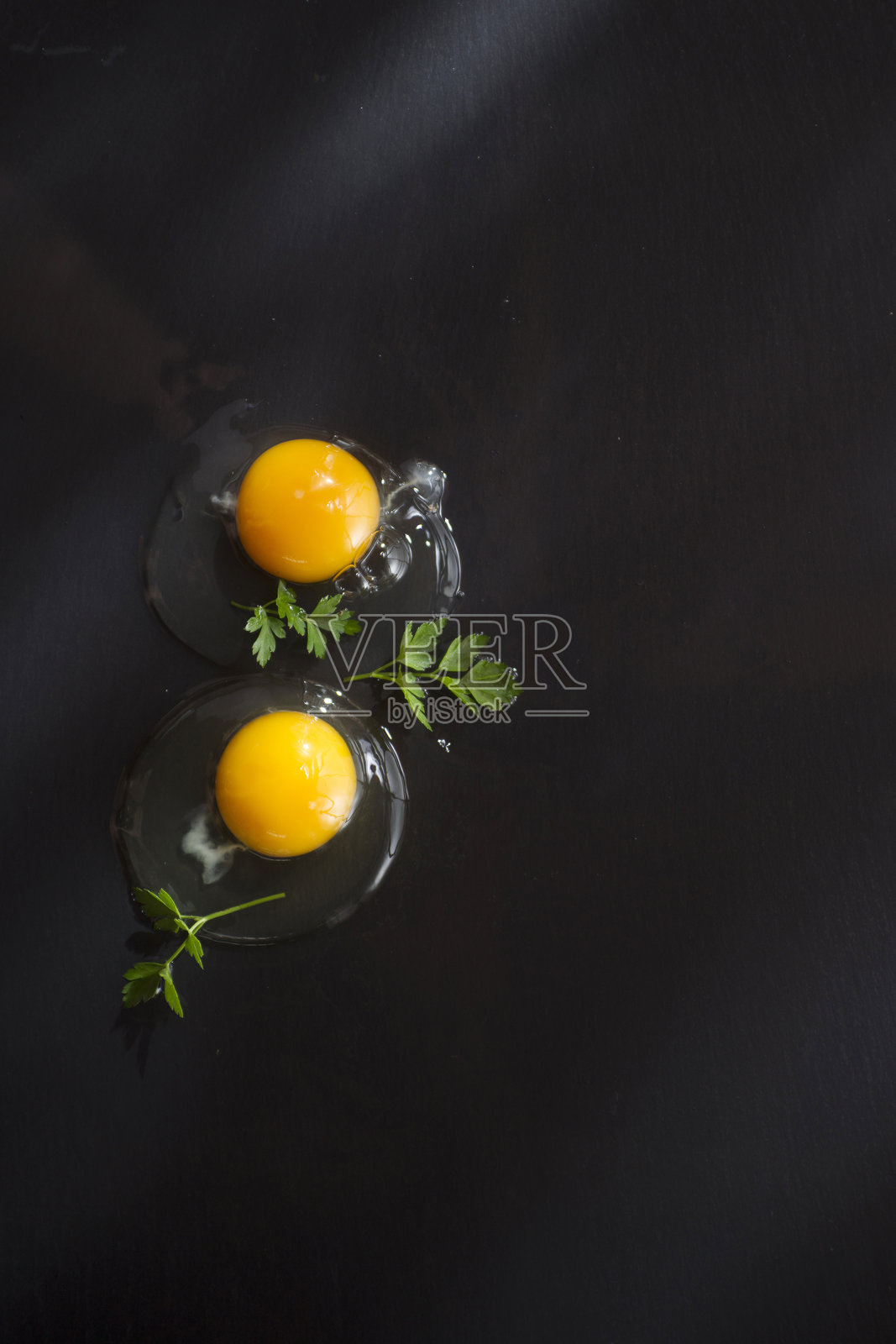 黑色背景上方的鸡蛋俯视图照片摄影图片