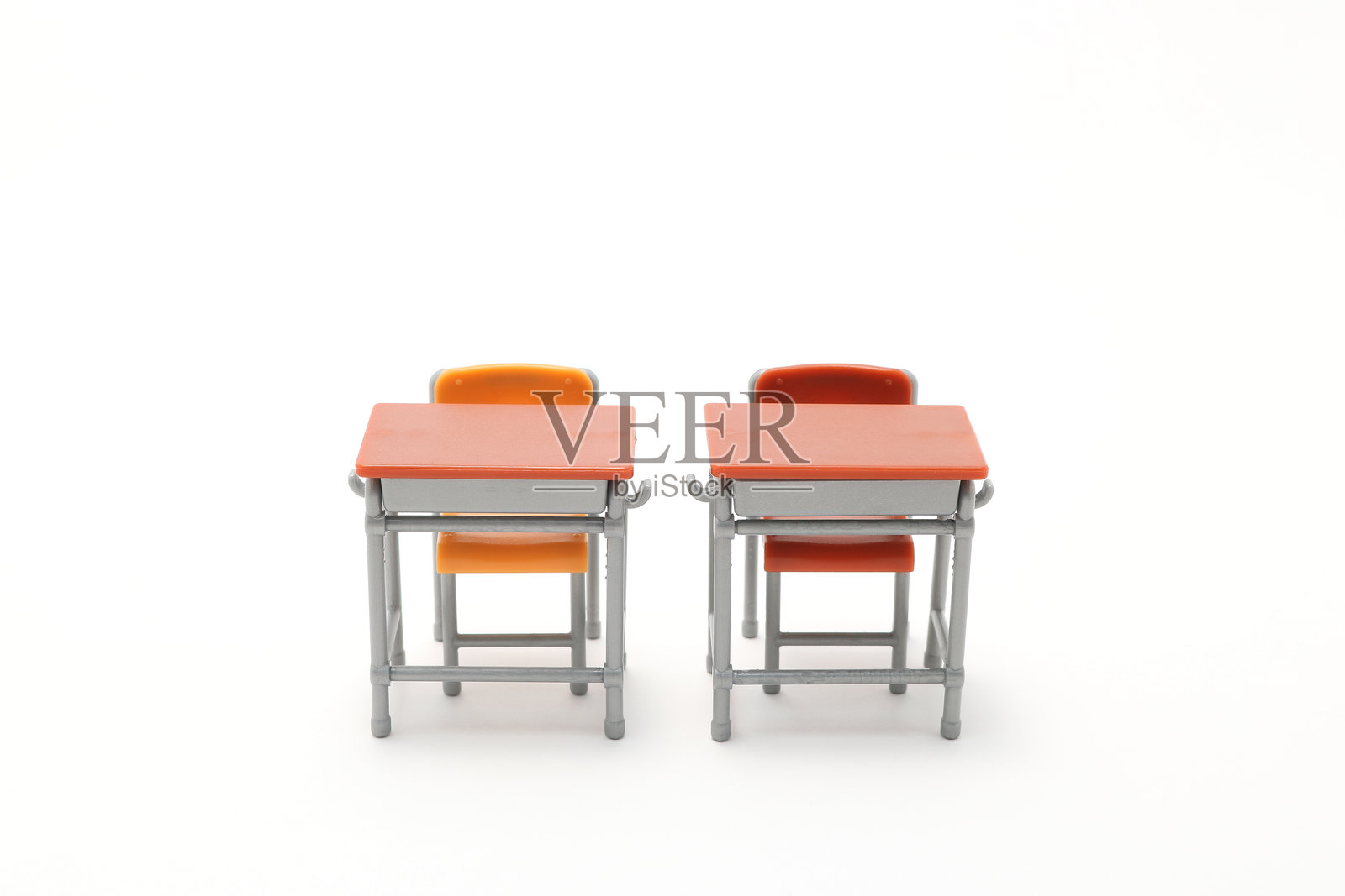 白色背景上的微型椅子和桌子的特写照片摄影图片