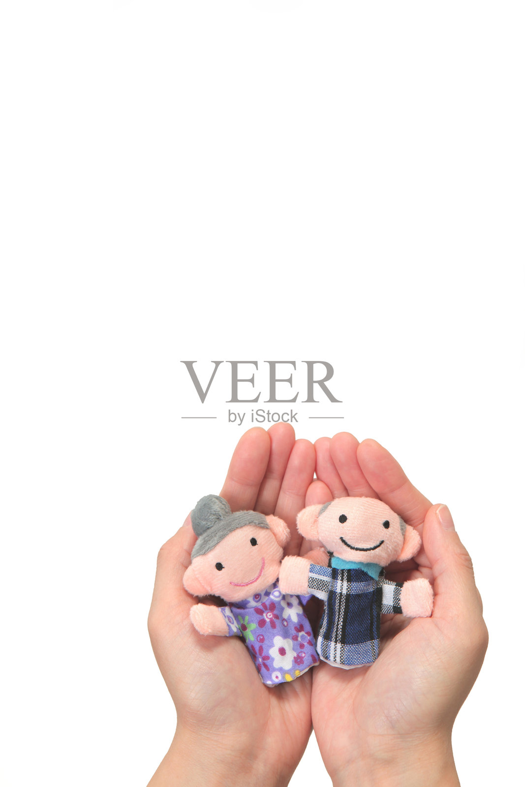 白色背景下，一个人手持小雕像的特写手部照片摄影图片