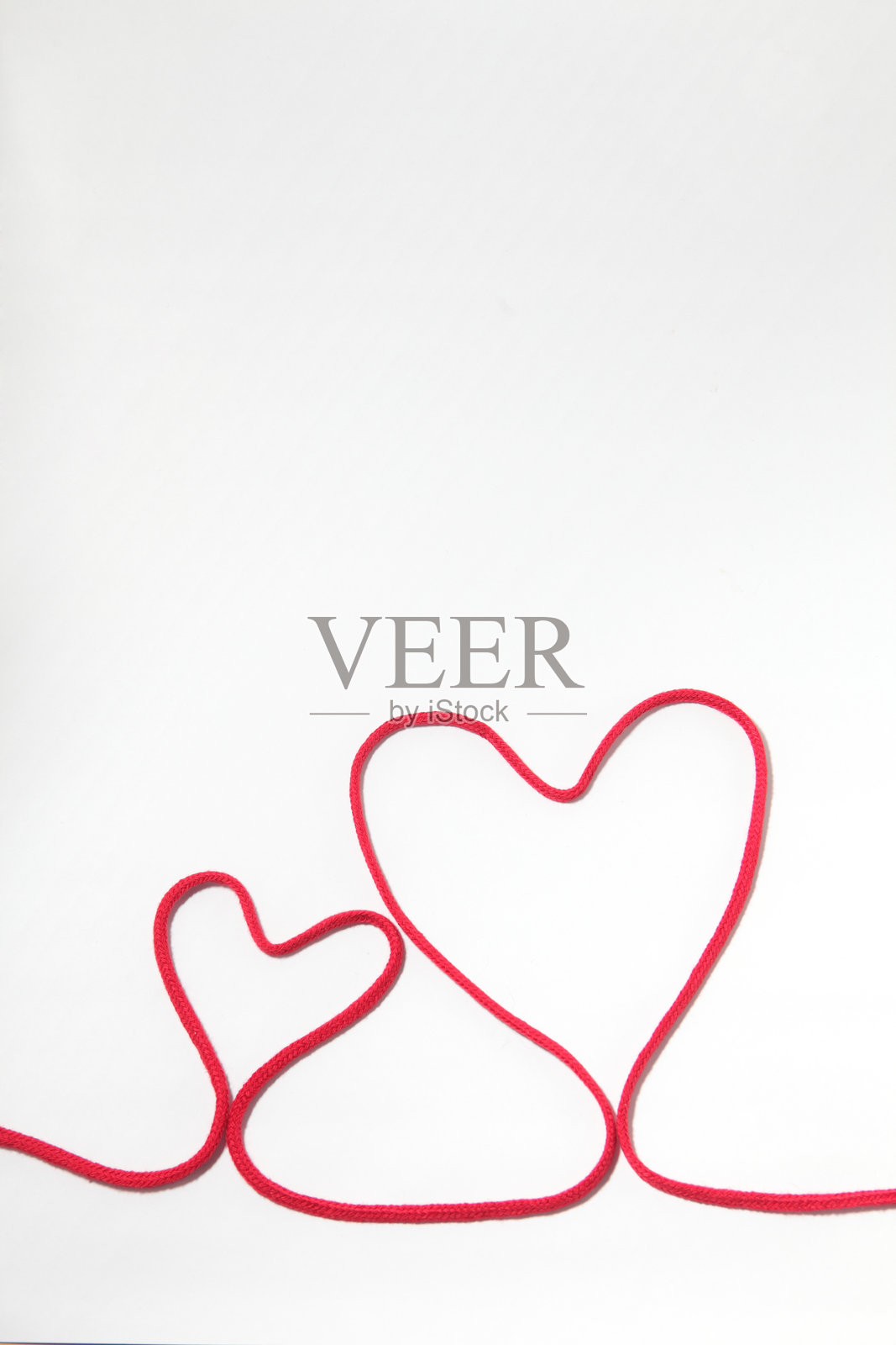 白色背景上的红线心形图案照片摄影图片