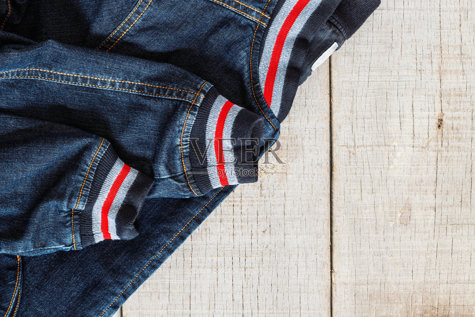 从上方直接拍摄的木桌上的衣物照片摄影图片