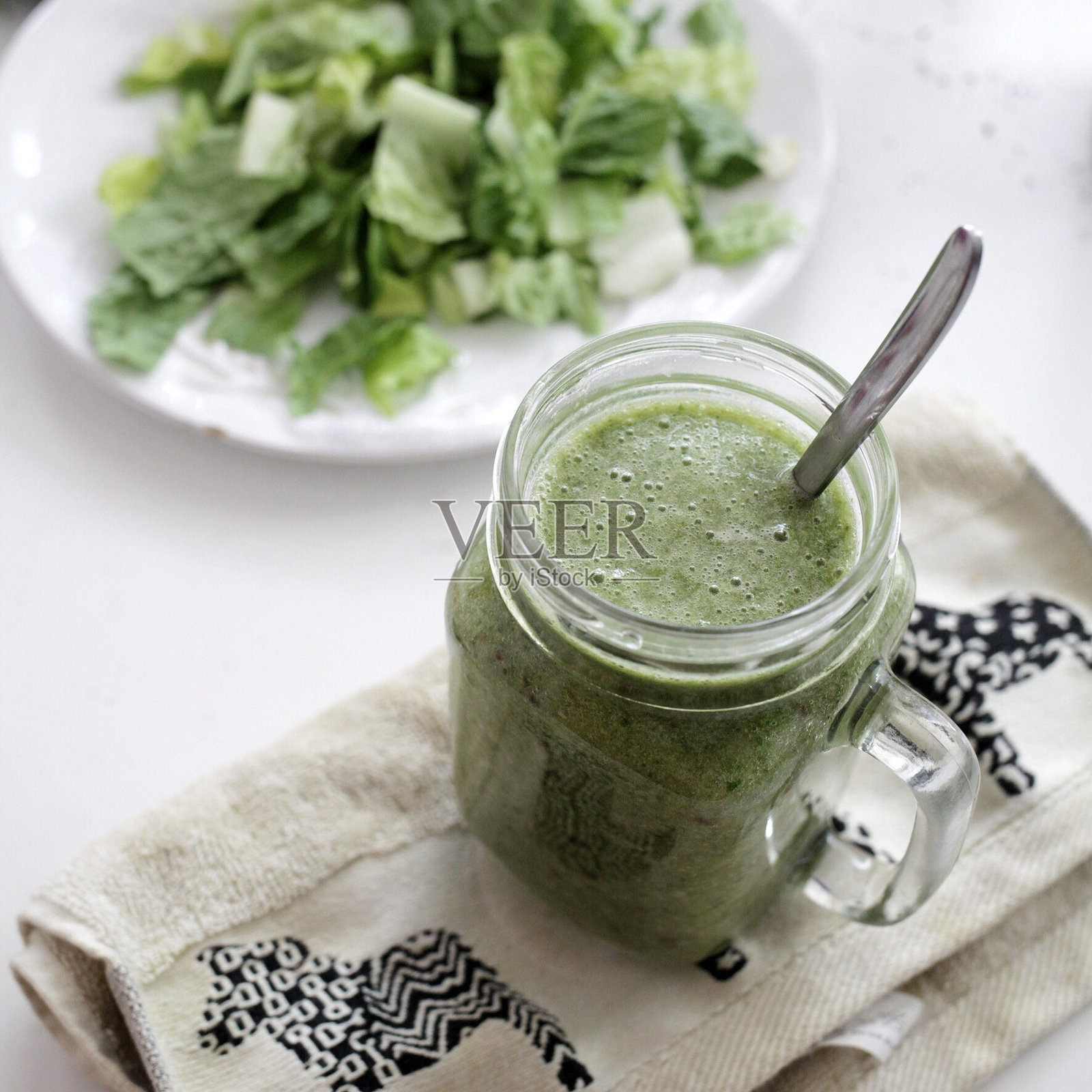 高角度视图的菠菜奶昔放在桌子上照片摄影图片