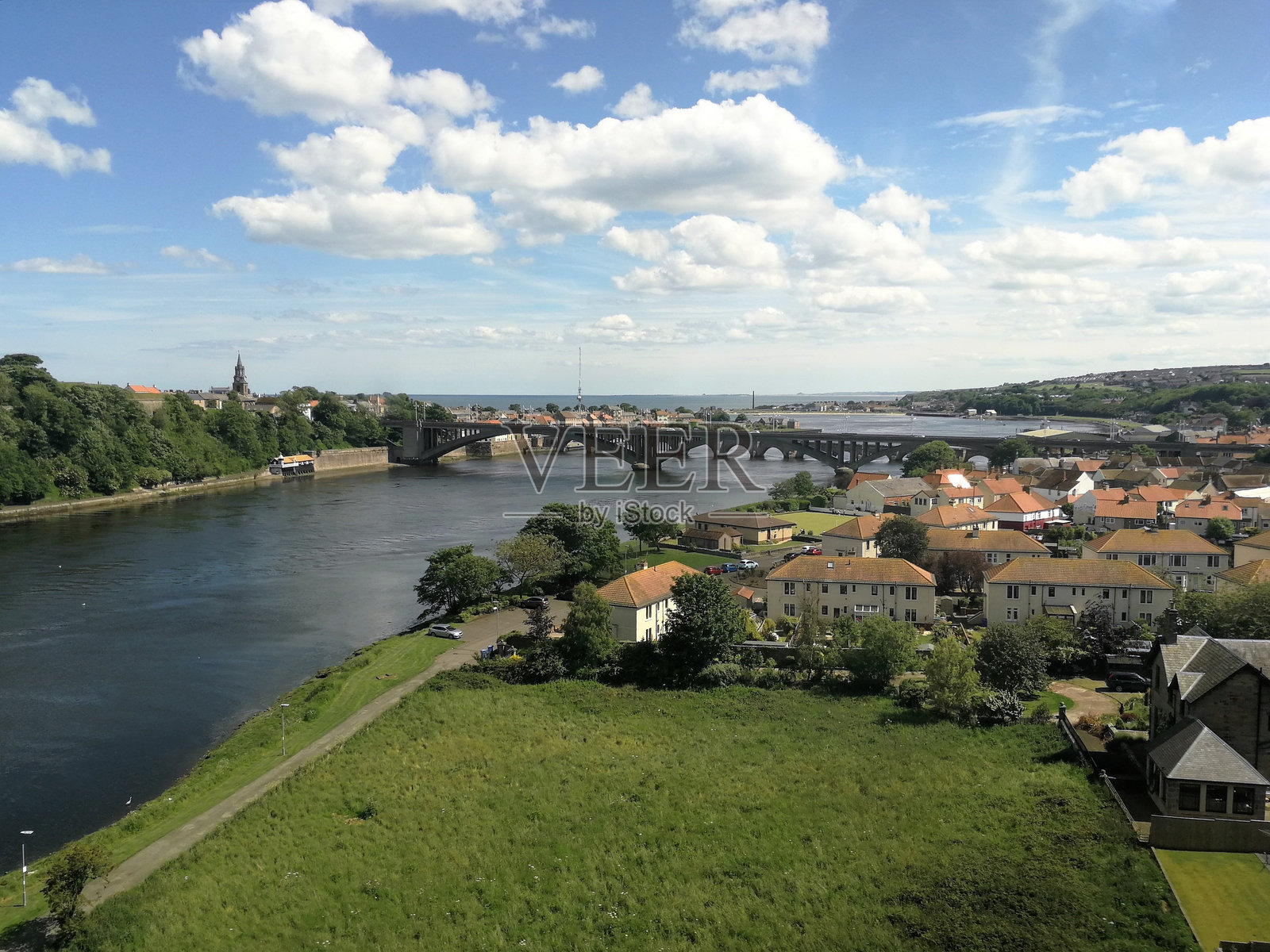 高角度俯瞰城镇风景与河流的天空照片摄影图片