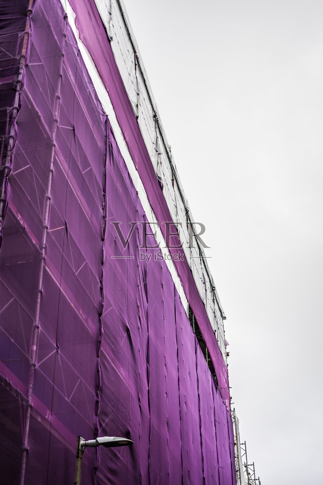 紫色的脚手架覆盖物。照片摄影图片