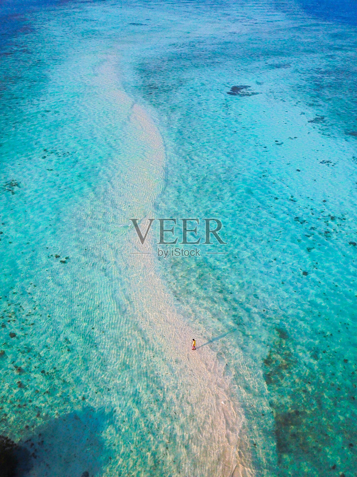 碧蓝的海水与白色沙滩海底。夏季背景和夏季假日概念。照片摄影图片