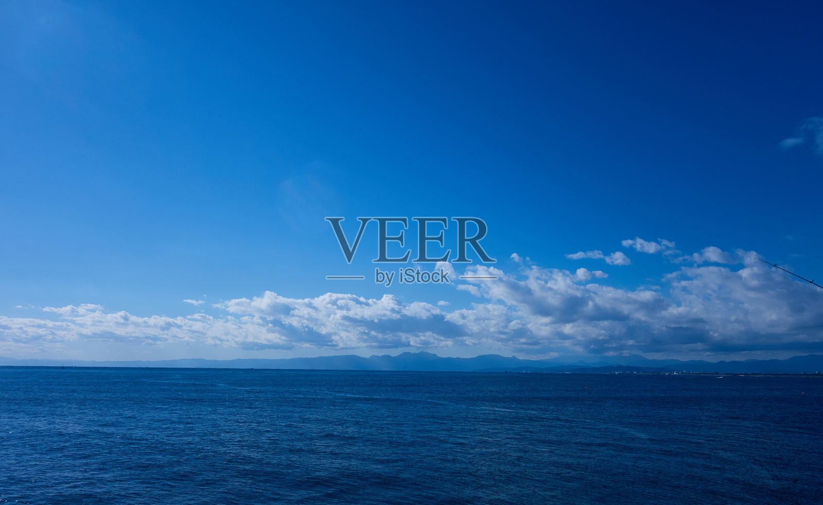 蓝天映衬下的海景照片摄影图片