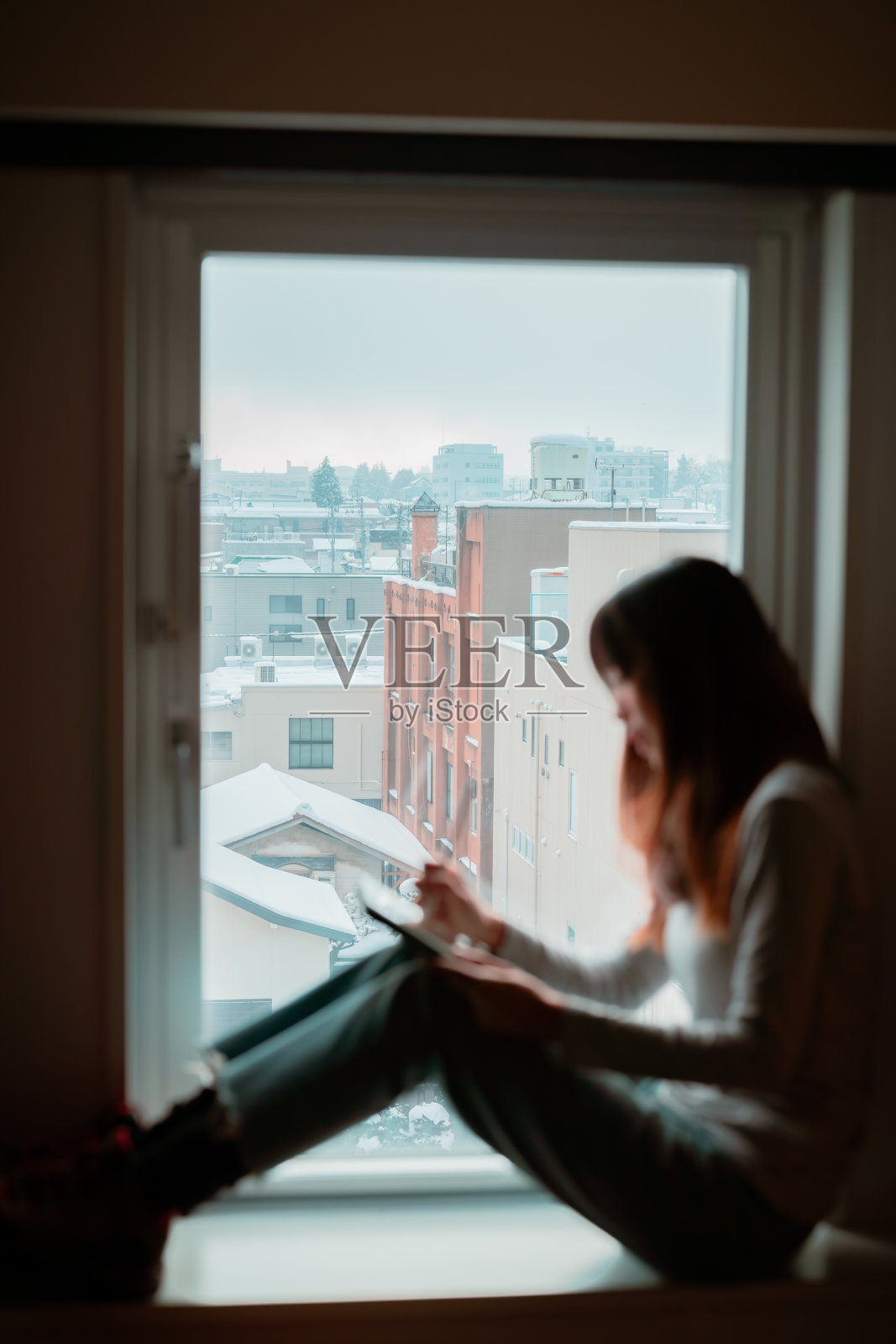 亚洲女性在酒店房间内使用平板电脑工作照片摄影图片