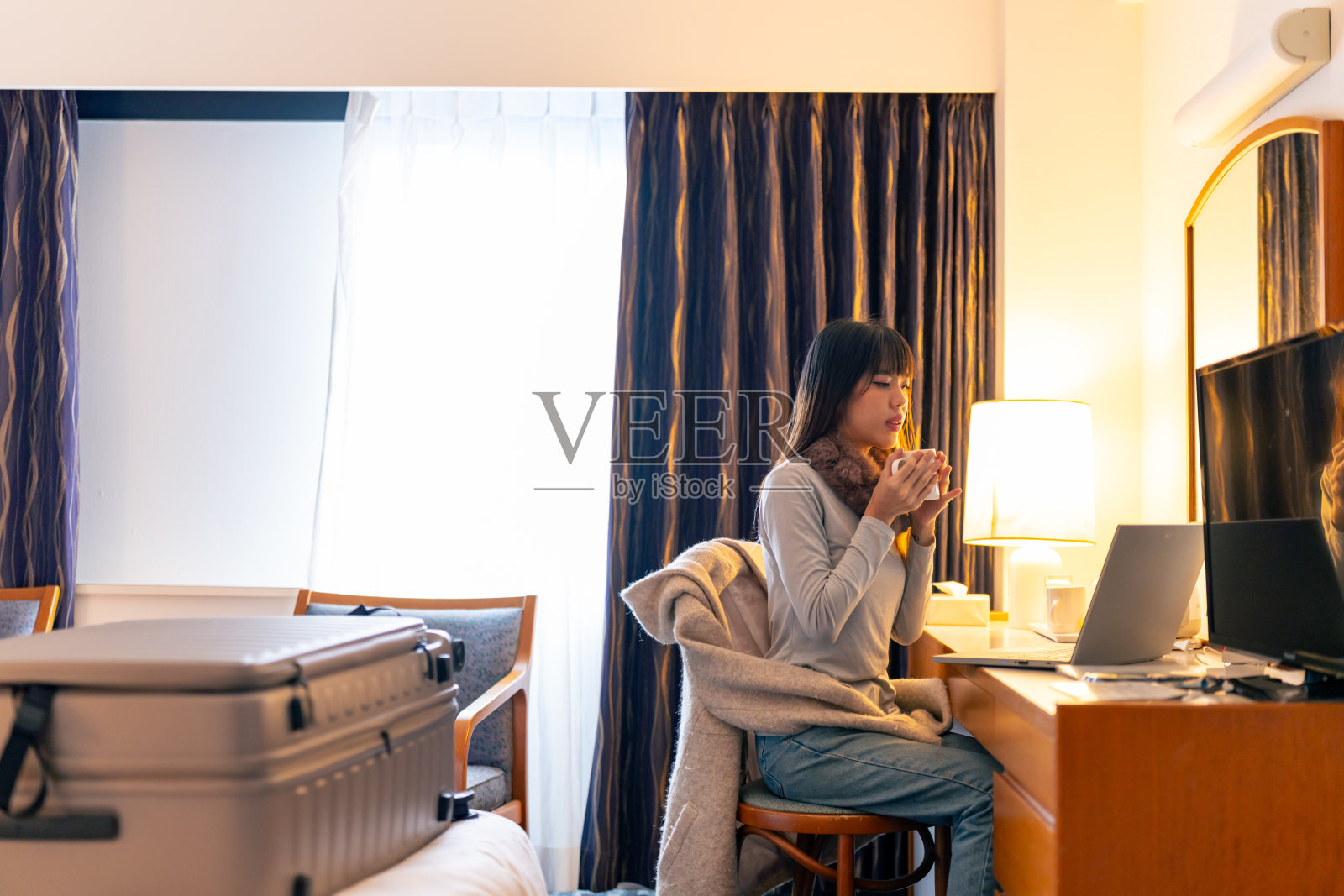 亚洲女性在酒店房间内使用笔记本电脑工作照片摄影图片