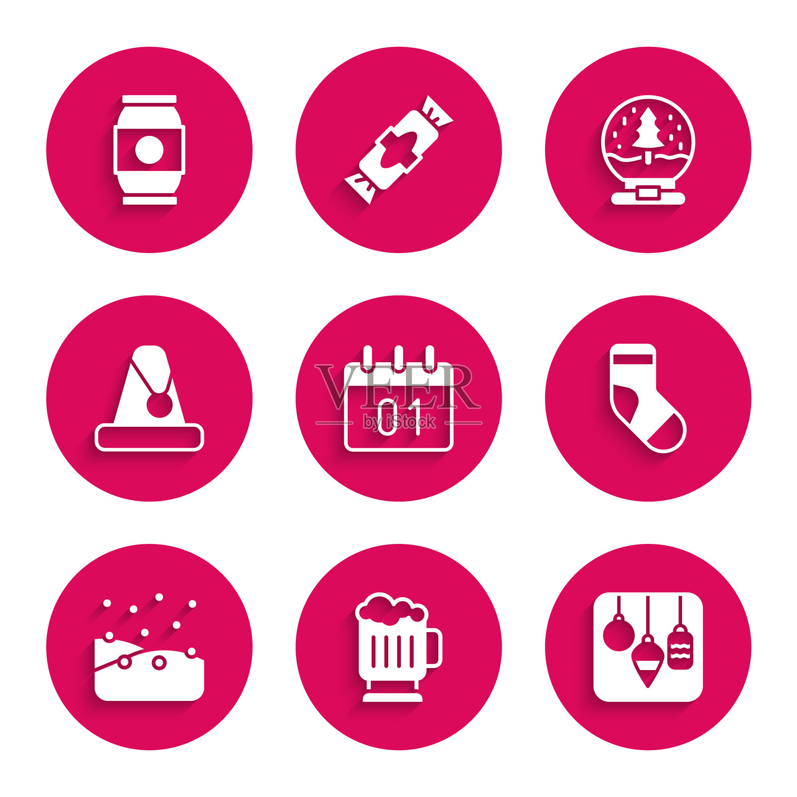 日历、木制啤酒杯、圣诞灯、圣诞袜、雪花、圣诞老人帽、雪球和啤酒罐图标。矢量图。插画图片素材