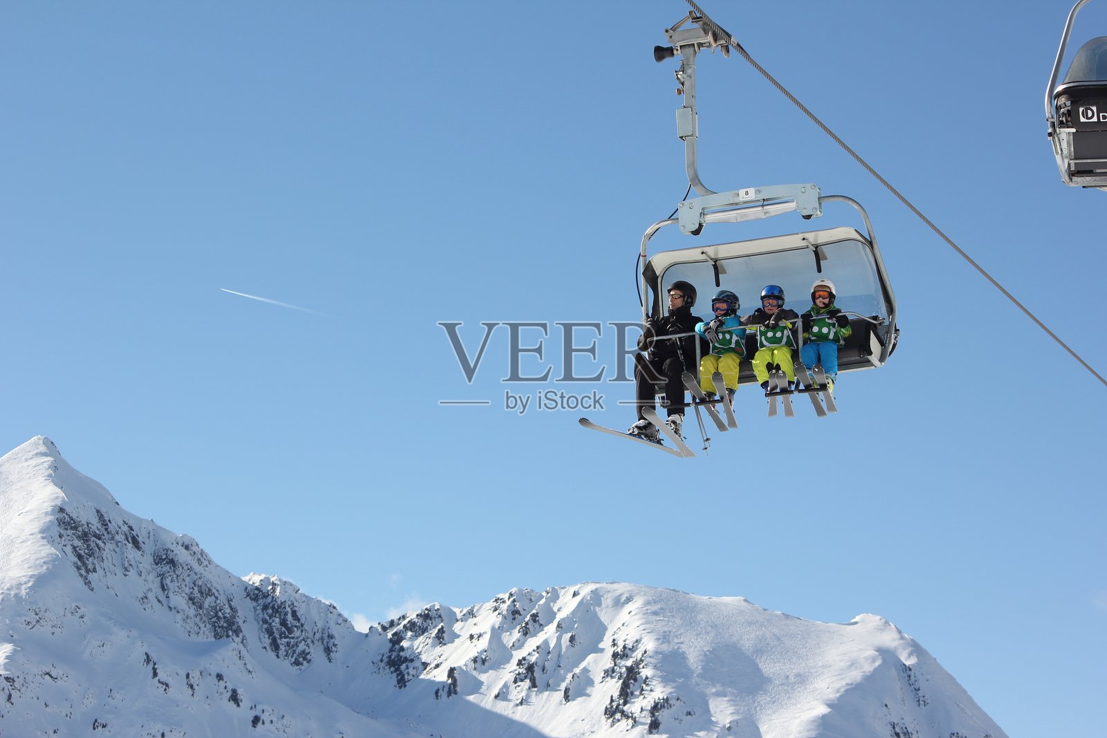 滑雪者在冬季使用的缆车照片摄影图片