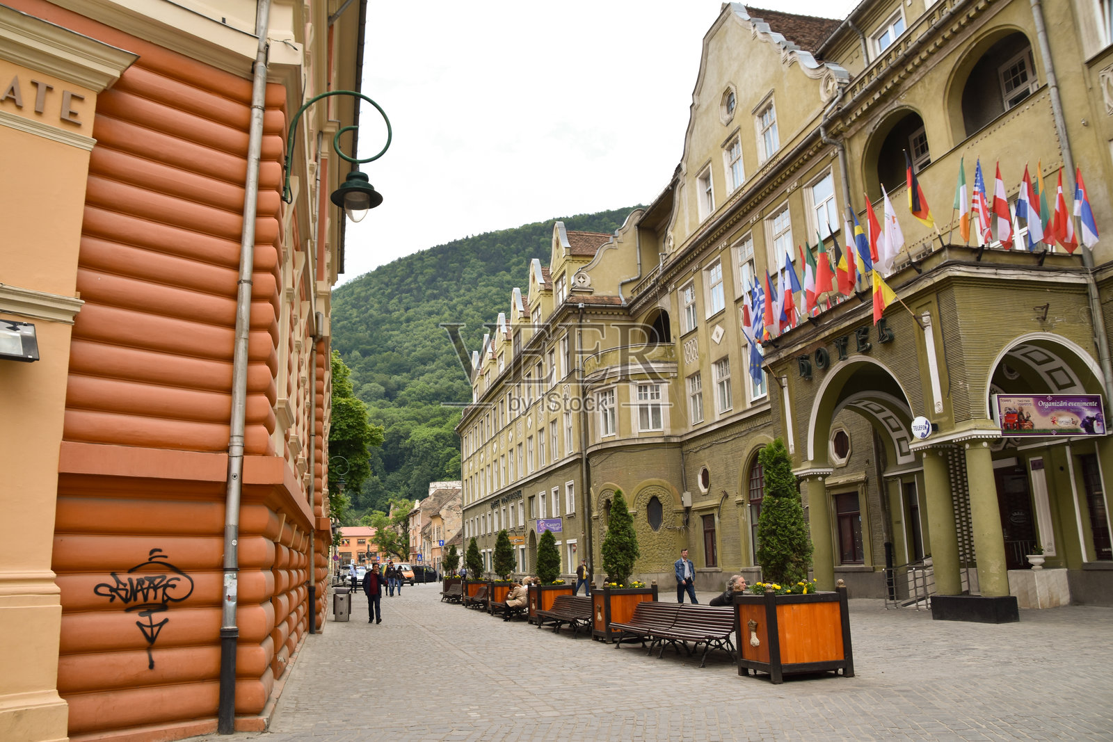 罗马尼亚布拉索夫老城的鹅卵石街道照片摄影图片