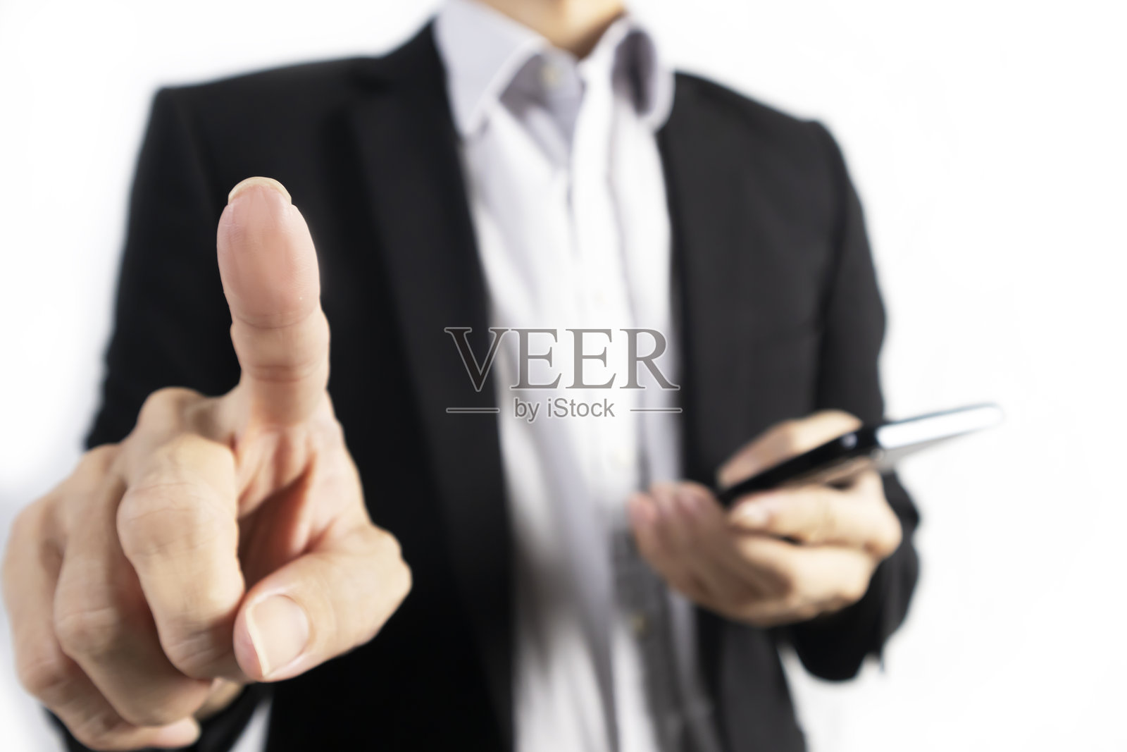 身穿黑色西装的商人自信地站立，展现出对商业和工作的愿景。照片摄影图片