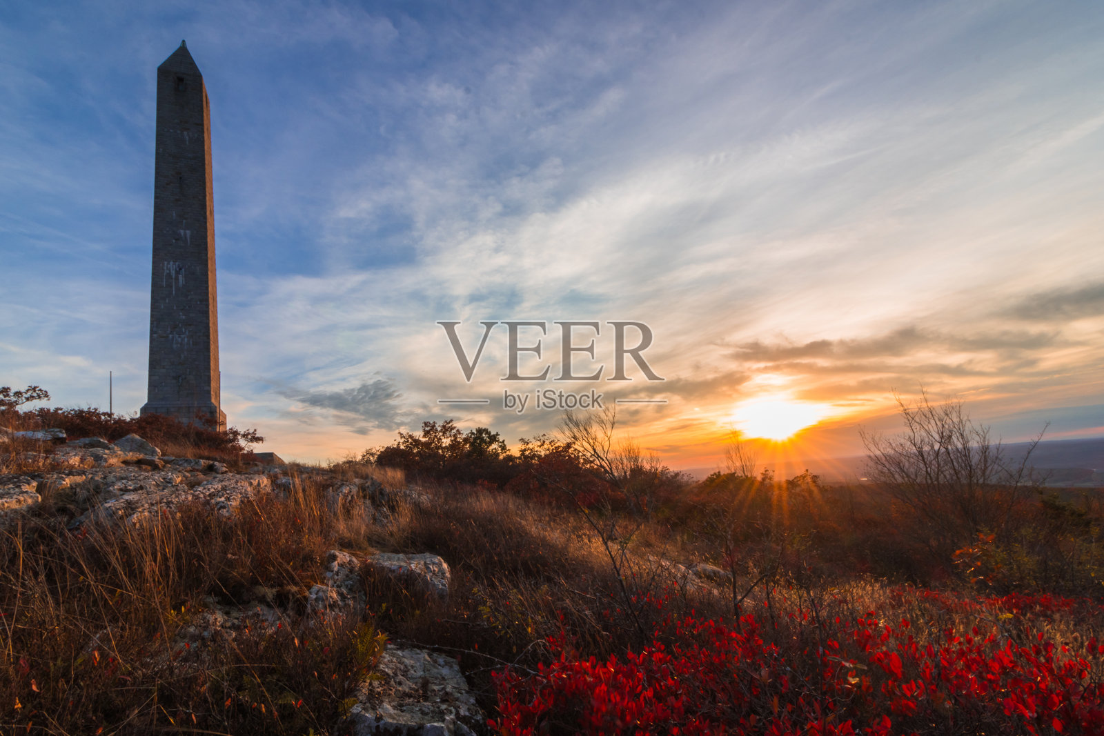 高点州立公园和新泽西退伍军人纪念碑的秋季日落照片摄影图片