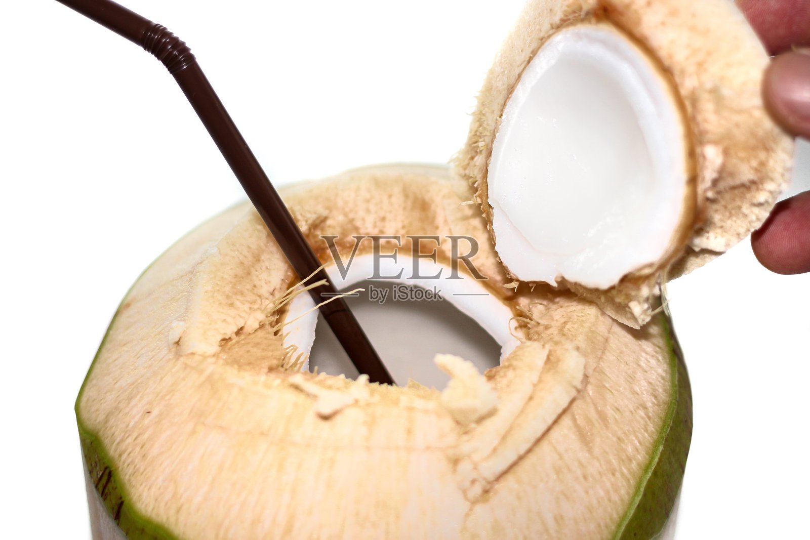 椰子水和椰奶准备饮用，背景为白色，突出孤立概念。照片摄影图片