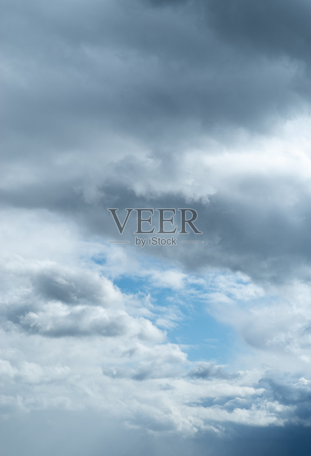 蓝天透过云层的缝隙可见照片摄影图片