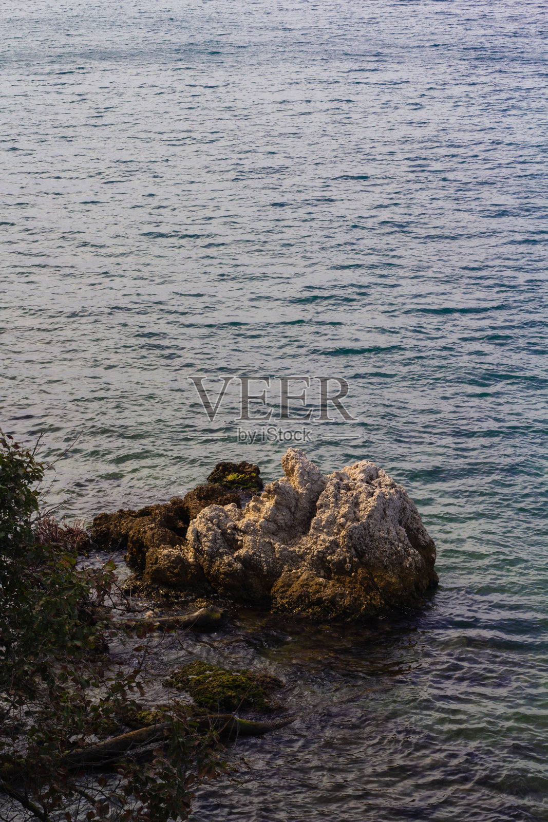 希腊科孚岛凯尔基拉老城的海景，游艇和小船停泊其中照片摄影图片