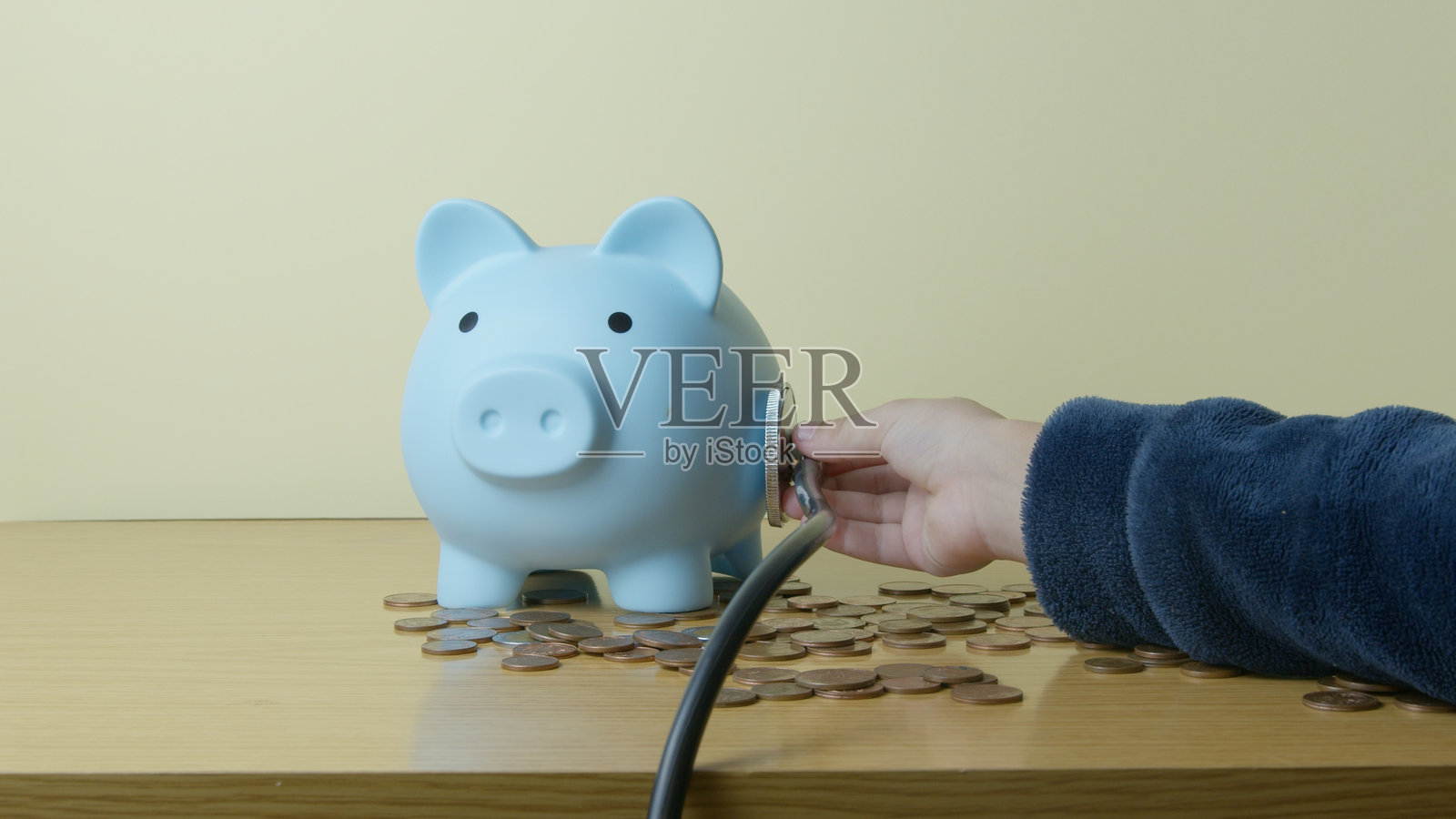 孩子用听诊器检查储蓄罐的健康状况照片摄影图片