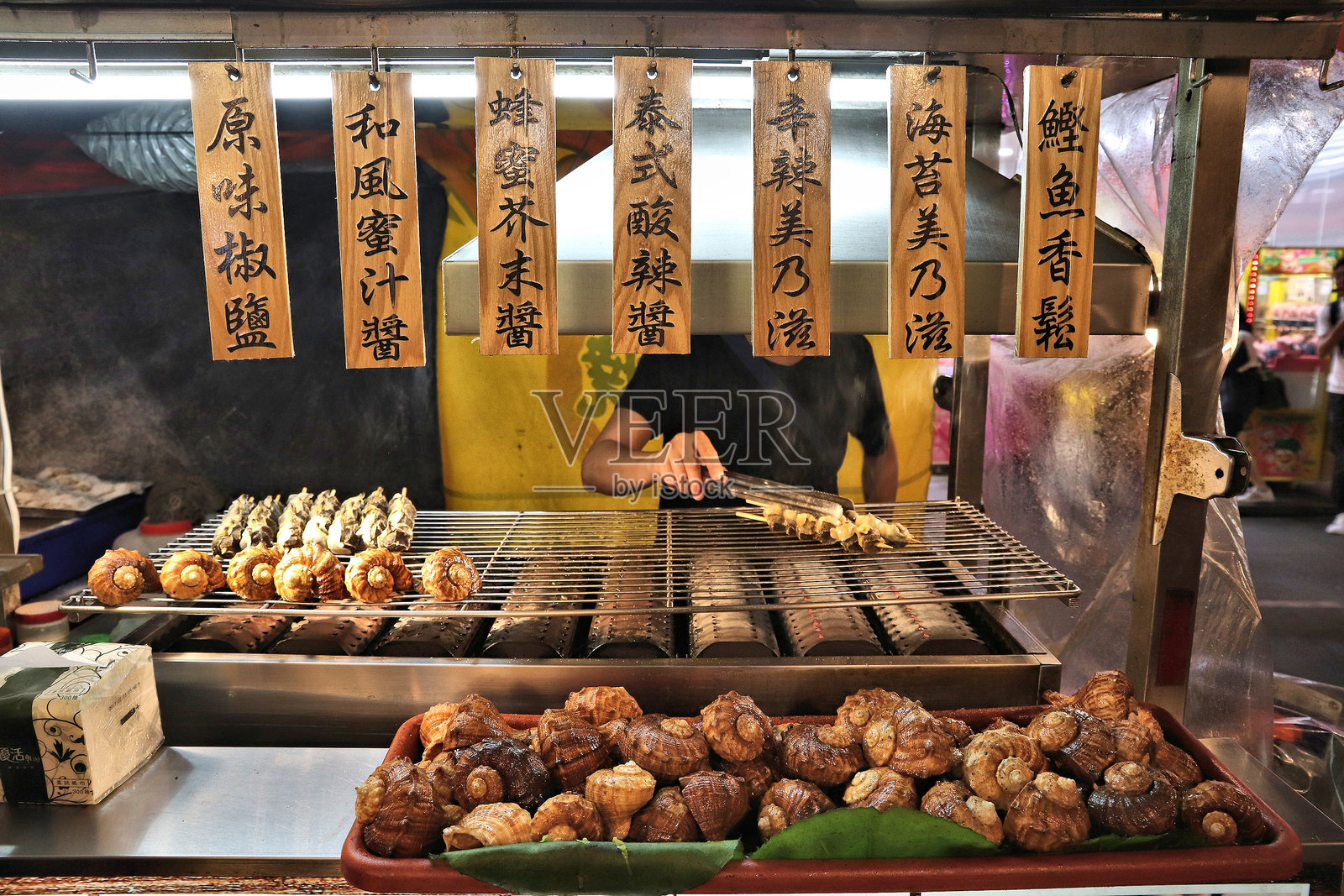 台北饶河夜市的烧烤蜗牛照片摄影图片
