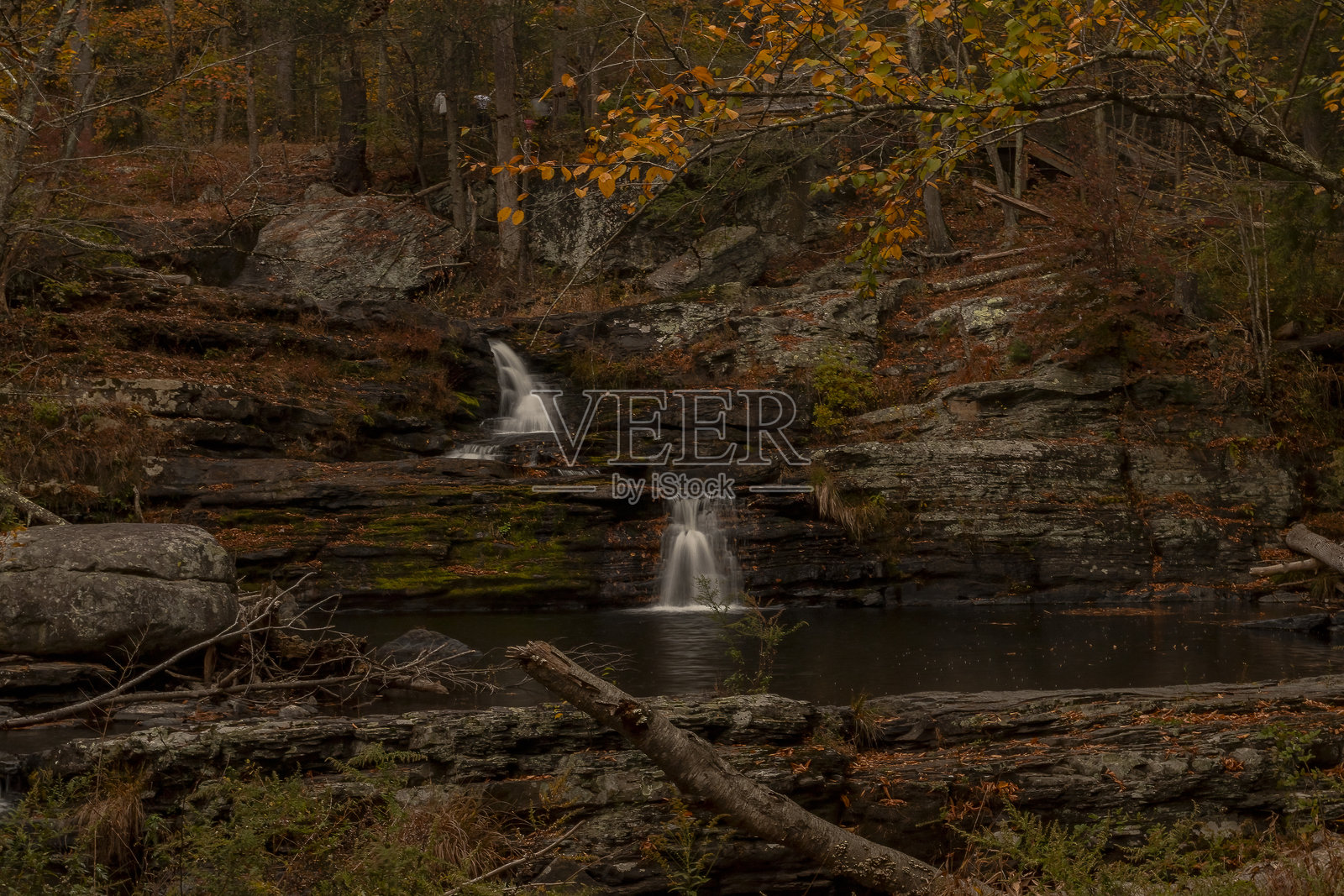 宾汉斯费里儿童公园的瀑布在秋日下午的景色照片摄影图片
