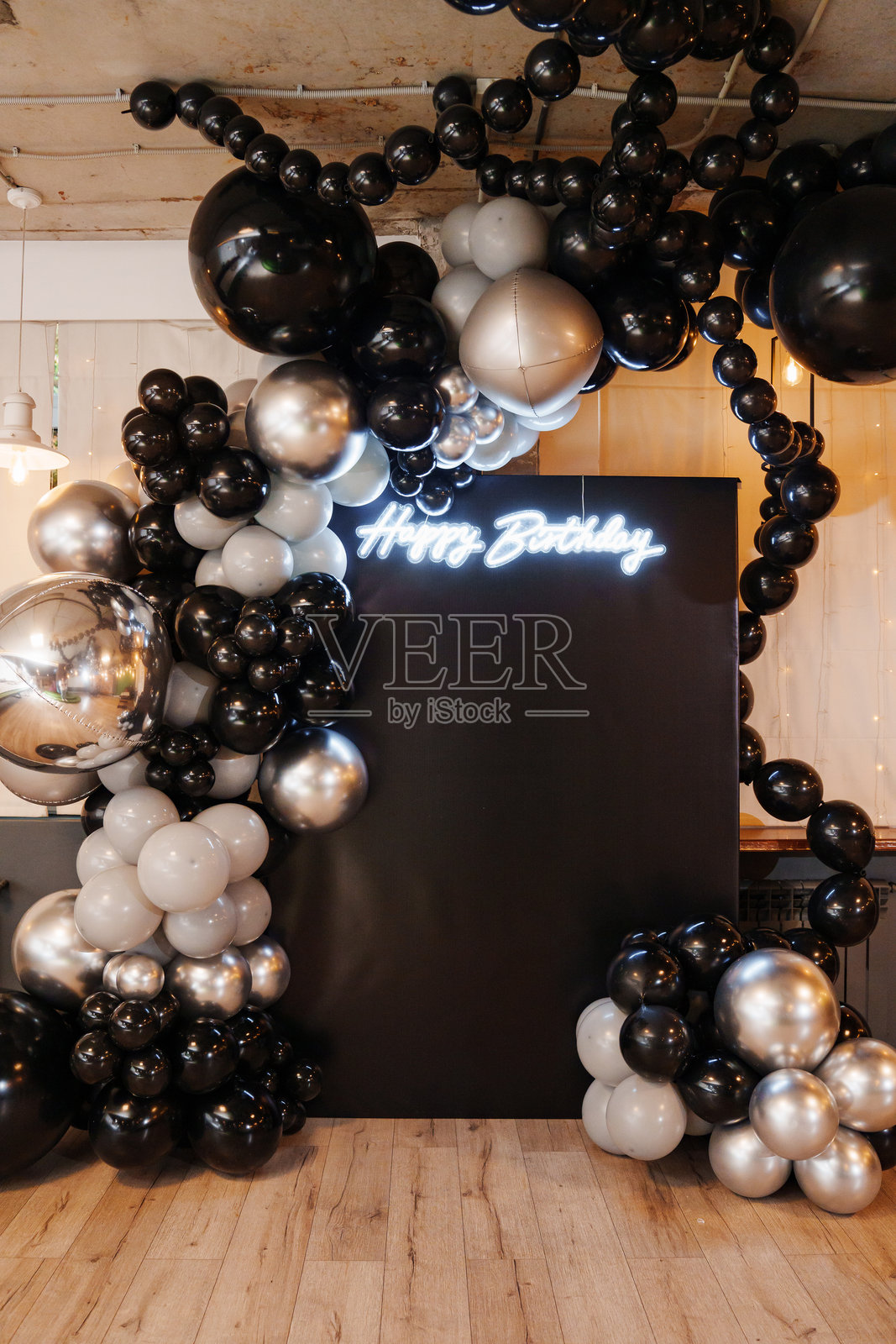 节日生日装饰，银色和黑色气球照片摄影图片
