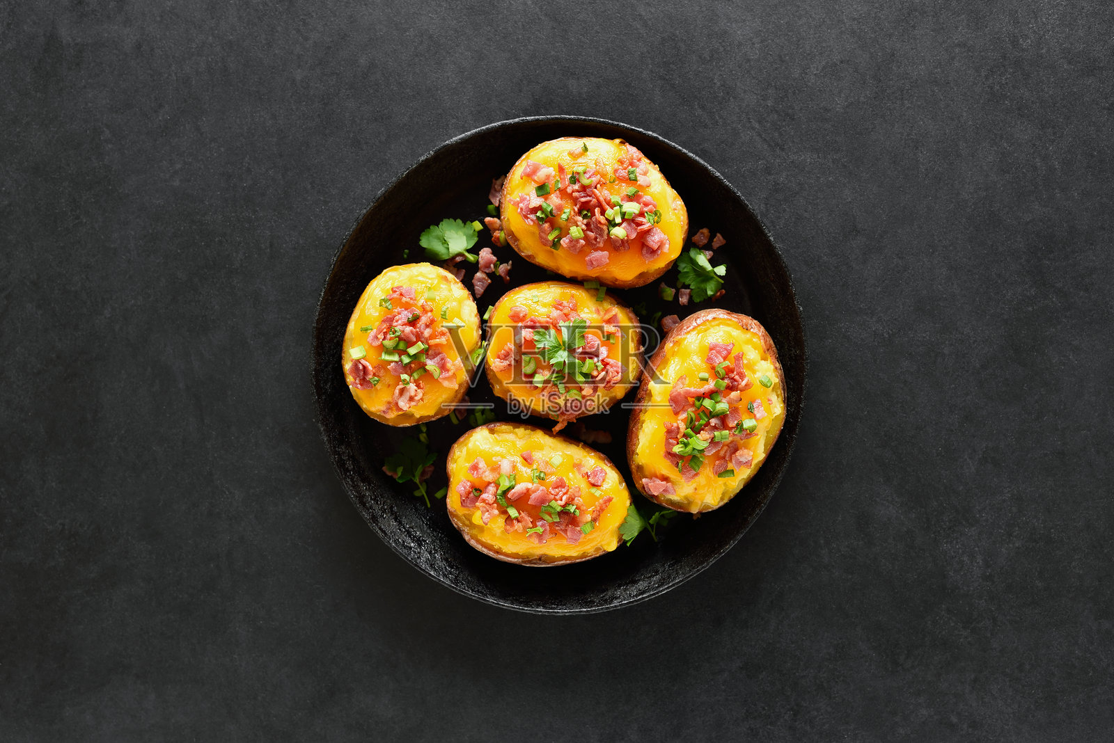 培根、青葱和切达奶酪填充的烤土豆照片摄影图片