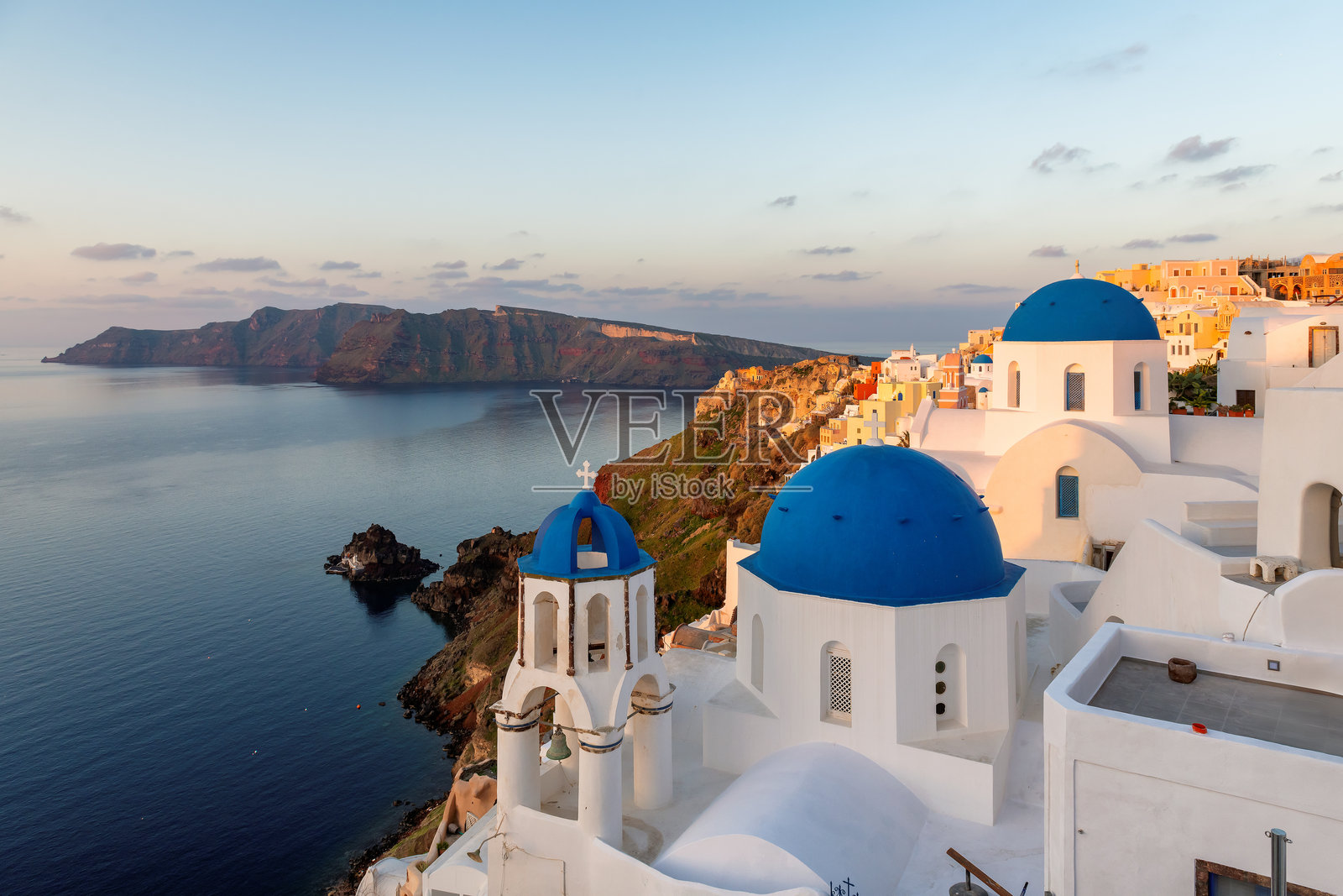 希腊圣托里尼岛日出时的天际线。照片摄影图片