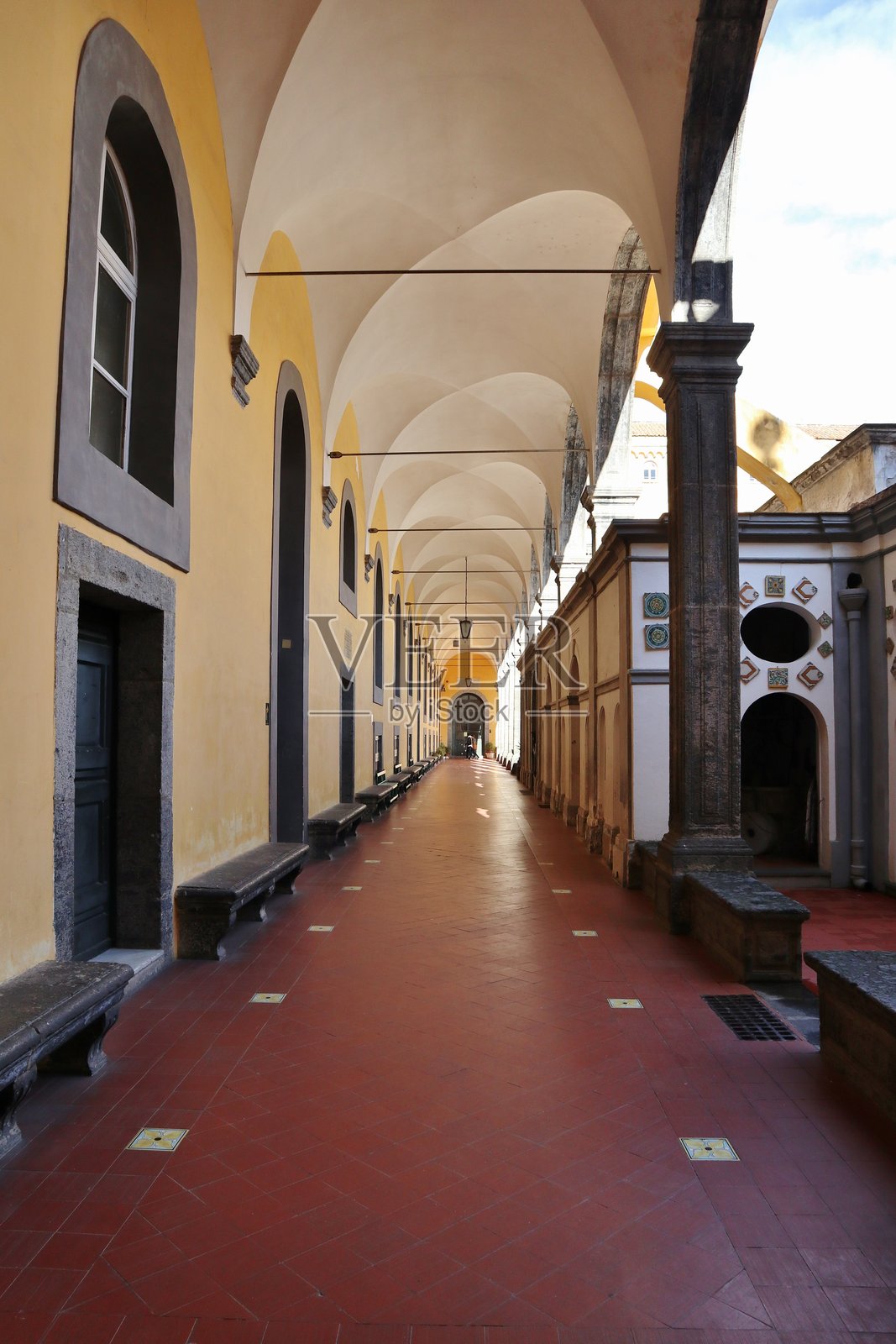 那不勒斯 - 圣格雷戈里奥阿梅诺修道院南侧门廊照片摄影图片