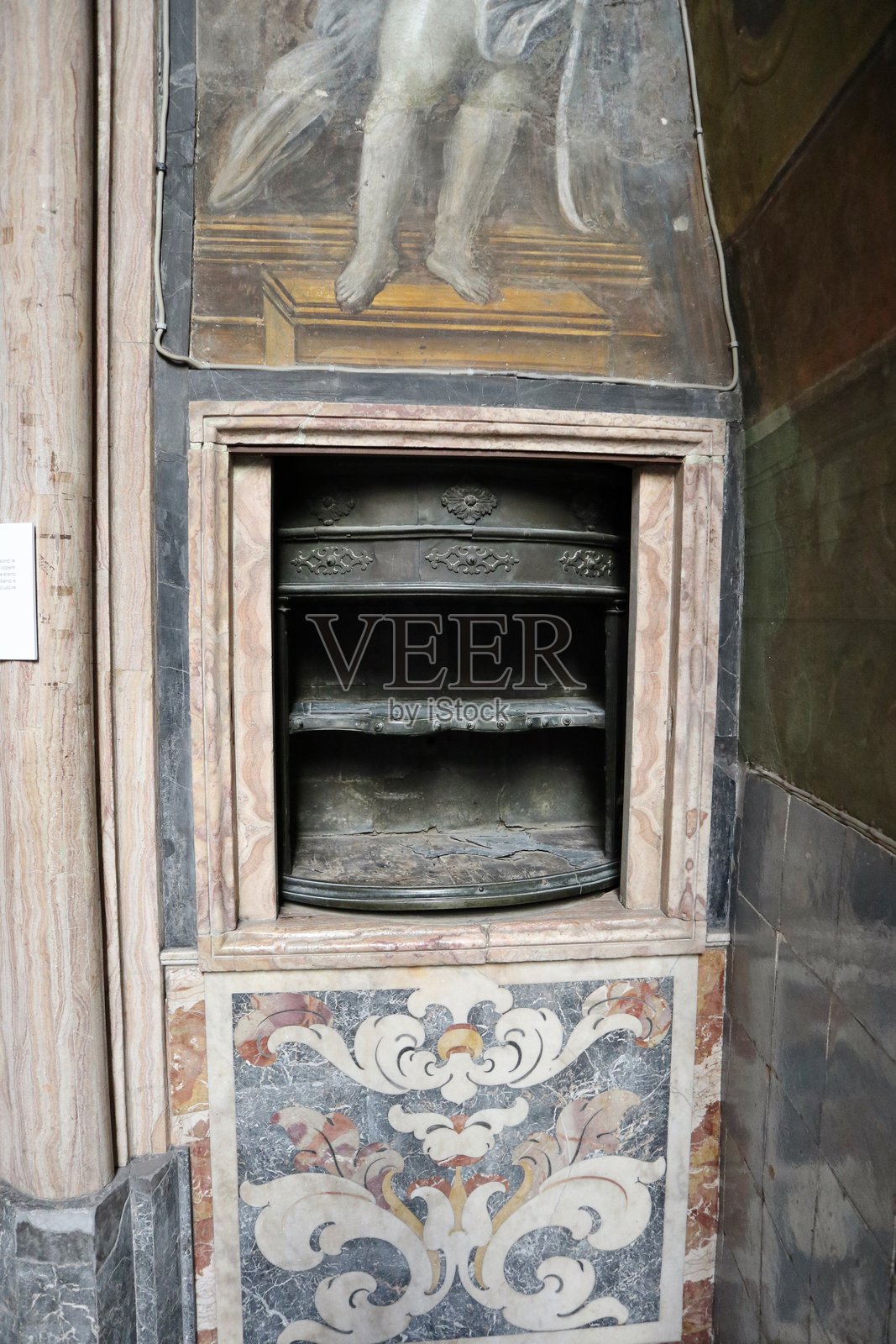 那不勒斯 - 供圣格雷戈里奥阿尔梅诺修女传递物品的轮子照片摄影图片